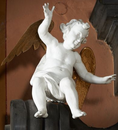 Zdjęcie nr 6: Nastawa ołtarza stiukowa, architektoniczna, jednoosiowa, jednokondygnacyjna, o wklęsłym licu, ze zwieńczeniem oraz osadzona na wysokim cokole. Ołtarz drewniany, sarkofagowy z drewnianą, silnie wysuniętą mensą. Retabulum ujęte parą zdwojonych pilastrów o trzonach dekorowanych konsolkami i kampanulami na froncie, dźwigających przerwane belkowanie. W polu środkowym umieszczono obraz św. Jana Nepomucena ujęty profilowaną ramą w formie stojącego prostokąta zamkniętego łukiem odcinkowym, nadwieszonym z uskokiem i uszakami po bokach, wklęsłego u spodu. Poniżej obrazu znajduje się płycina ujęta spływami wolutowymi, zamknięta fragmentem gzymsu w formie łuku odcinkowego. W jej polu jest kartusz o fantazyjnym wykroju. Zwieńczenie ujęto parą spływów wolutowych i zamknięto fragmentem wklęsło-wypukłego gzymsu, na którym jest krzyż na kuli. Na końcach spływów wolutowych znajduje się para siedzących putt.  
Pole zwieńczenia wypełniają płaskorzeźbione obłoki z uskrzydlonymi główkami anielskimi oraz ukazana na ich tle promienista gloria. Struktura retabulum jest marmoryzowana w kolorze szaro-brązowym i ciemnoszarym, ze złoconymi i srebrzonymi detalami.

