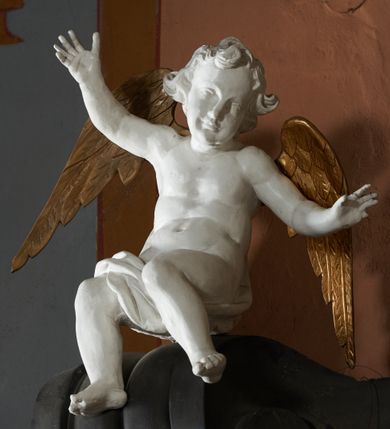 Zdjęcie nr 7: Nastawa ołtarza stiukowa, architektoniczna, jednoosiowa, jednokondygnacyjna, o wklęsłym licu, ze zwieńczeniem oraz osadzona na wysokim cokole. Ołtarz drewniany, sarkofagowy z drewnianą, silnie wysuniętą mensą. Retabulum ujęte parą zdwojonych pilastrów o trzonach dekorowanych konsolkami i kampanulami na froncie, dźwigających przerwane belkowanie. W polu środkowym umieszczono obraz św. Jana Nepomucena ujęty profilowaną ramą w formie stojącego prostokąta zamkniętego łukiem odcinkowym, nadwieszonym z uskokiem i uszakami po bokach, wklęsłego u spodu. Poniżej obrazu znajduje się płycina ujęta spływami wolutowymi, zamknięta fragmentem gzymsu w formie łuku odcinkowego. W jej polu jest kartusz o fantazyjnym wykroju. Zwieńczenie ujęto parą spływów wolutowych i zamknięto fragmentem wklęsło-wypukłego gzymsu, na którym jest krzyż na kuli. Na końcach spływów wolutowych znajduje się para siedzących putt.  
Pole zwieńczenia wypełniają płaskorzeźbione obłoki z uskrzydlonymi główkami anielskimi oraz ukazana na ich tle promienista gloria. Struktura retabulum jest marmoryzowana w kolorze szaro-brązowym i ciemnoszarym, ze złoconymi i srebrzonymi detalami.

