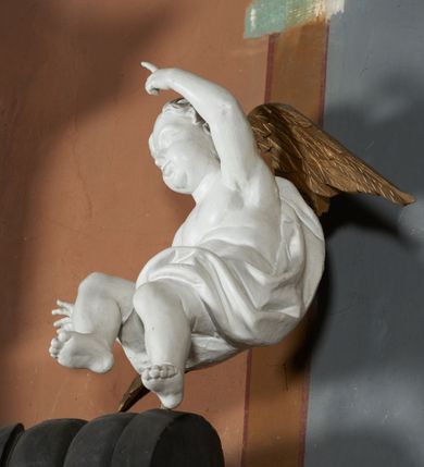 Zdjęcie nr 5: Nastawa ołtarza stiukowa, architektoniczna, jednoosiowa, jednokondygnacyjna, o wklęsłym licu, ze zwieńczeniem oraz osadzona na wysokim cokole. Ołtarz drewniany, sarkofagowy z drewnianą, silnie wysuniętą mensą. Retabulum ujęte parą zdwojonych pilastrów o trzonach dekorowanych konsolkami i kampanulami na froncie, dźwigających przerwane belkowanie. W polu środkowym umieszczono obraz św. Jana Nepomucena ujęty profilowaną ramą w formie stojącego prostokąta zamkniętego łukiem odcinkowym, nadwieszonym z uskokiem i uszakami po bokach, wklęsłego u spodu. Poniżej obrazu znajduje się płycina ujęta spływami wolutowymi, zamknięta fragmentem gzymsu w formie łuku odcinkowego. W jej polu jest kartusz o fantazyjnym wykroju. Zwieńczenie ujęto parą spływów wolutowych i zamknięto fragmentem wklęsło-wypukłego gzymsu, na którym jest krzyż na kuli. Na końcach spływów wolutowych znajduje się para siedzących putt.  
Pole zwieńczenia wypełniają płaskorzeźbione obłoki z uskrzydlonymi główkami anielskimi oraz ukazana na ich tle promienista gloria. Struktura retabulum jest marmoryzowana w kolorze szaro-brązowym i ciemnoszarym, ze złoconymi i srebrzonymi detalami.


