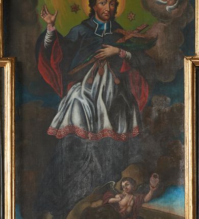 Zdjęcie nr 3: Nastawa ołtarza stiukowa, architektoniczna, jednoosiowa, jednokondygnacyjna, o wklęsłym licu, ze zwieńczeniem oraz osadzona na wysokim cokole. Ołtarz drewniany, sarkofagowy z drewnianą, silnie wysuniętą mensą. Retabulum ujęte parą zdwojonych pilastrów o trzonach dekorowanych konsolkami i kampanulami na froncie, dźwigających przerwane belkowanie. W polu środkowym umieszczono obraz św. Jana Nepomucena ujęty profilowaną ramą w formie stojącego prostokąta zamkniętego łukiem odcinkowym, nadwieszonym z uskokiem i uszakami po bokach, wklęsłego u spodu. Poniżej obrazu znajduje się płycina ujęta spływami wolutowymi, zamknięta fragmentem gzymsu w formie łuku odcinkowego. W jej polu jest kartusz o fantazyjnym wykroju. Zwieńczenie ujęto parą spływów wolutowych i zamknięto fragmentem wklęsło-wypukłego gzymsu, na którym jest krzyż na kuli. Na końcach spływów wolutowych znajduje się para siedzących putt.  
Pole zwieńczenia wypełniają płaskorzeźbione obłoki z uskrzydlonymi główkami anielskimi oraz ukazana na ich tle promienista gloria. Struktura retabulum jest marmoryzowana w kolorze szaro-brązowym i ciemnoszarym, ze złoconymi i srebrzonymi detalami.

