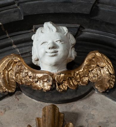 Zdjęcie nr 8: Nastawa ołtarza stiukowa, architektoniczna, jednoosiowa, jednokondygnacyjna, o wklęsłym licu, ze zwieńczeniem oraz osadzona na wysokim cokole. Ołtarz drewniany, sarkofagowy z drewnianą, silnie wysuniętą mensą. Retabulum ujęte parą zdwojonych pilastrów o trzonach dekorowanych konsolkami i kampanulami na froncie, dźwigających przerwane belkowanie. W polu środkowym umieszczono obraz św. Jana Nepomucena ujęty profilowaną ramą w formie stojącego prostokąta zamkniętego łukiem odcinkowym, nadwieszonym z uskokiem i uszakami po bokach, wklęsłego u spodu. Poniżej obrazu znajduje się płycina ujęta spływami wolutowymi, zamknięta fragmentem gzymsu w formie łuku odcinkowego. W jej polu jest kartusz o fantazyjnym wykroju. Zwieńczenie ujęto parą spływów wolutowych i zamknięto fragmentem wklęsło-wypukłego gzymsu, na którym jest krzyż na kuli. Na końcach spływów wolutowych znajduje się para siedzących putt.  
Pole zwieńczenia wypełniają płaskorzeźbione obłoki z uskrzydlonymi główkami anielskimi oraz ukazana na ich tle promienista gloria. Struktura retabulum jest marmoryzowana w kolorze szaro-brązowym i ciemnoszarym, ze złoconymi i srebrzonymi detalami.

