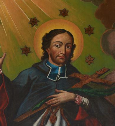 Zdjęcie nr 3: Obraz w formie stojącego prostokąta zamkniętego łukiem odcinkowym nadwieszonym z uskokiem, z uszakami po bokach, wklęsłego u dołu. W centrum przedstawienie Jana Nepomucena klęczącego na lewym kolanie na obłoku, zwróconego frontalnie.Owalna twarz świętego charakteryzuje krótki zarost i subtelny uśmiech. Ubrany jest w sutannę, rokietę i mucet z czerwonym podszyciem. Święty lewą ręką podtrzymuje krzyż i palmę męczeństwa, prawą unosi w geście błogosławieństwa. Głowę Nepomucena okala nimb i aureola z 5 gwiazd. U dołu postaci świętego aniołek trzymający  w lewej ręce kłódkę, przykładający palec prawej ręki przykłada do ust w geście milczenia. W dolnym lewym rogu obrazu fragment Wełtawy z kamiennym mostem i tonącym w rzece świętym. Święty Jan Nepomucen ukazany na tle obłoków rozstępujących się w górnej części obrazu, gdzie z prawej strony padają promienie światła, po bokach jest para uskrzydlonych główek anielskich. Obraz ujety jest profilowaną ramą o czarnym zerwnętrzym profilu i złoconym wewnętrznym.  