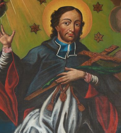 Zdjęcie nr 2: Obraz w formie stojącego prostokąta zamkniętego łukiem odcinkowym nadwieszonym z uskokiem, z uszakami po bokach, wklęsłego u dołu. W centrum przedstawienie Jana Nepomucena klęczącego na lewym kolanie na obłoku, zwróconego frontalnie.Owalna twarz świętego charakteryzuje krótki zarost i subtelny uśmiech. Ubrany jest w sutannę, rokietę i mucet z czerwonym podszyciem. Święty lewą ręką podtrzymuje krzyż i palmę męczeństwa, prawą unosi w geście błogosławieństwa. Głowę Nepomucena okala nimb i aureola z 5 gwiazd. U dołu postaci świętego aniołek trzymający  w lewej ręce kłódkę, przykładający palec prawej ręki przykłada do ust w geście milczenia. W dolnym lewym rogu obrazu fragment Wełtawy z kamiennym mostem i tonącym w rzece świętym. Święty Jan Nepomucen ukazany na tle obłoków rozstępujących się w górnej części obrazu, gdzie z prawej strony padają promienie światła, po bokach jest para uskrzydlonych główek anielskich. Obraz ujety jest profilowaną ramą o czarnym zerwnętrzym profilu i złoconym wewnętrznym.  