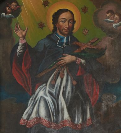 Zdjęcie nr 1: Obraz w formie stojącego prostokąta zamkniętego łukiem odcinkowym nadwieszonym z uskokiem, z uszakami po bokach, wklęsłego u dołu. W centrum przedstawienie Jana Nepomucena klęczącego na lewym kolanie na obłoku, zwróconego frontalnie.Owalna twarz świętego charakteryzuje krótki zarost i subtelny uśmiech. Ubrany jest w sutannę, rokietę i mucet z czerwonym podszyciem. Święty lewą ręką podtrzymuje krzyż i palmę męczeństwa, prawą unosi w geście błogosławieństwa. Głowę Nepomucena okala nimb i aureola z 5 gwiazd. U dołu postaci świętego aniołek trzymający  w lewej ręce kłódkę, przykładający palec prawej ręki przykłada do ust w geście milczenia. W dolnym lewym rogu obrazu fragment Wełtawy z kamiennym mostem i tonącym w rzece świętym. Święty Jan Nepomucen ukazany na tle obłoków rozstępujących się w górnej części obrazu, gdzie z prawej strony padają promienie światła, po bokach jest para uskrzydlonych główek anielskich. Obraz ujety jest profilowaną ramą o czarnym zerwnętrzym profilu i złoconym wewnętrznym.  