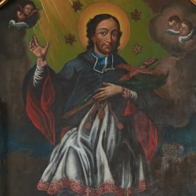 Zdjęcie nr 1: Obraz w formie stojącego prostokąta zamkniętego łukiem odcinkowym nadwieszonym z uskokiem, z uszakami po bokach, wklęsłego u dołu. W centrum przedstawienie Jana Nepomucena klęczącego na lewym kolanie na obłoku, zwróconego frontalnie.Owalna twarz świętego charakteryzuje krótki zarost i subtelny uśmiech. Ubrany jest w sutannę, rokietę i mucet z czerwonym podszyciem. Święty lewą ręką podtrzymuje krzyż i palmę męczeństwa, prawą unosi w geście błogosławieństwa. Głowę Nepomucena okala nimb i aureola z 5 gwiazd. U dołu postaci świętego aniołek trzymający  w lewej ręce kłódkę, przykładający palec prawej ręki przykłada do ust w geście milczenia. W dolnym lewym rogu obrazu fragment Wełtawy z kamiennym mostem i tonącym w rzece świętym. Święty Jan Nepomucen ukazany na tle obłoków rozstępujących się w górnej części obrazu, gdzie z prawej strony padają promienie światła, po bokach jest para uskrzydlonych główek anielskich. Obraz ujety jest profilowaną ramą o czarnym zerwnętrzym profilu i złoconym wewnętrznym.  