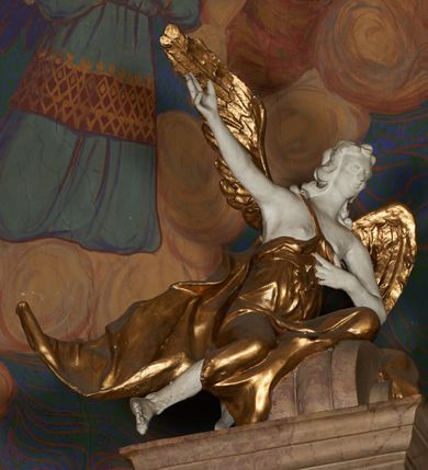 Zdjęcie nr 13: Architektoniczna nastawa ołtarzowa jest jednoosiowa, jednokondygnacyjna ze zwieńczeniem, osadzona na cokole, ujęta parą kolumn o kapitelach kompozytowych, wysuniętych przed strukturę. Każda usytuowana jest na tle pary wklęsłych, ustawionych pod kątem pilastrów, zdwojonych po zewnętrznej stronie nastawy. Kolumny i pilastry wspierają przerwane belkowanie. Pole środkowe retabulum zaaranżowane jest w formie paludamentu pod baldachimem, którego krawędź ozdobiono lambrekinem. Tkanina po bokach jest podwiązana wstęgami. Na tle paludamentu znajduje się niewielka wnęka w kształcie stojącego prostokąta, ujęta profilowaną, dekorowaną ornamentem ramą z wizerunkiem Matki Boskiej z Dzieciątkiem. Ponad obrazem umieszczono płaskorzeźbione oko Opatrzności Bożej ukazane na tle obłoków i glorii promienistej. Zwieńczenie ołtarza ujęte jest parą wolut spływających na belkowanie i zamknięte fragmentem gzymsu w formie łuku odcinkowego zakończonego wolutami. Po bokach znajduje się para adorujących aniołów. W polu zwieńczenia zlokalizowano owalny medalion z monogramem maryjnym, ujęty promienistą glorią oraz otokiem z obłoków i uskrzydlonych główek anielskich. Nastawę flankują cokoły z figurami św. Anny i św. Joachima. Struktura retabulum jest marmoryzowana w kolorze szaro-brązowym i ciemnoróżowym, detale polichromowane na biało, złocone i srebrzone.