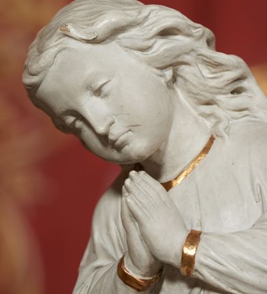 Zdjęcie nr 3: Architektoniczna nastawa ołtarzowa jest jednoosiowa, jednokondygnacyjna ze zwieńczeniem, osadzona na cokole, ujęta parą kolumn o kapitelach kompozytowych, wysuniętych przed strukturę. Każda usytuowana jest na tle pary wklęsłych, ustawionych pod kątem pilastrów, zdwojonych po zewnętrznej stronie nastawy. Kolumny i pilastry wspierają przerwane belkowanie. Pole środkowe retabulum zaaranżowane jest w formie paludamentu pod baldachimem, którego krawędź ozdobiono lambrekinem. Tkanina po bokach jest podwiązana wstęgami. Na tle paludamentu znajduje się niewielka wnęka w kształcie stojącego prostokąta, ujęta profilowaną, dekorowaną ornamentem ramą z wizerunkiem Matki Boskiej z Dzieciątkiem. Ponad obrazem umieszczono płaskorzeźbione oko Opatrzności Bożej ukazane na tle obłoków i glorii promienistej. Zwieńczenie ołtarza ujęte jest parą wolut spływających na belkowanie i zamknięte fragmentem gzymsu w formie łuku odcinkowego zakończonego wolutami. Po bokach znajduje się para adorujących aniołów. W polu zwieńczenia zlokalizowano owalny medalion z monogramem maryjnym, ujęty promienistą glorią oraz otokiem z obłoków i uskrzydlonych główek anielskich. Nastawę flankują cokoły z figurami św. Anny i św. Joachima. Struktura retabulum jest marmoryzowana w kolorze szaro-brązowym i ciemnoróżowym, detale polichromowane na biało, złocone i srebrzone.