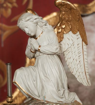 Zdjęcie nr 15: Architektoniczna nastawa ołtarzowa jest jednoosiowa, jednokondygnacyjna ze zwieńczeniem, osadzona na cokole, ujęta parą kolumn o kapitelach kompozytowych, wysuniętych przed strukturę. Każda usytuowana jest na tle pary wklęsłych, ustawionych pod kątem pilastrów, zdwojonych po zewnętrznej stronie nastawy. Kolumny i pilastry wspierają przerwane belkowanie. Pole środkowe retabulum zaaranżowane jest w formie paludamentu pod baldachimem, którego krawędź ozdobiono lambrekinem. Tkanina po bokach jest podwiązana wstęgami. Na tle paludamentu znajduje się niewielka wnęka w kształcie stojącego prostokąta, ujęta profilowaną, dekorowaną ornamentem ramą z wizerunkiem Matki Boskiej z Dzieciątkiem. Ponad obrazem umieszczono płaskorzeźbione oko Opatrzności Bożej ukazane na tle obłoków i glorii promienistej. Zwieńczenie ołtarza ujęte jest parą wolut spływających na belkowanie i zamknięte fragmentem gzymsu w formie łuku odcinkowego zakończonego wolutami. Po bokach znajduje się para adorujących aniołów. W polu zwieńczenia zlokalizowano owalny medalion z monogramem maryjnym, ujęty promienistą glorią oraz otokiem z obłoków i uskrzydlonych główek anielskich. Nastawę flankują cokoły z figurami św. Anny i św. Joachima. Struktura retabulum jest marmoryzowana w kolorze szaro-brązowym i ciemnoróżowym, detale polichromowane na biało, złocone i srebrzone.