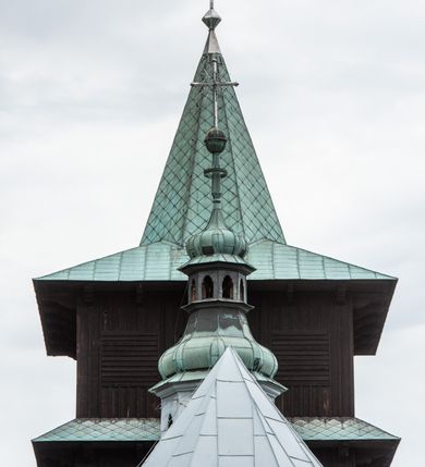 Zdjęcie nr 22: Kościół drewniany, orientowany, jednonawowy o konstrukcji zrębowej, oszalowany. Prezbiterium kwadratowe o wielobocznym zamknięciu z zakrystią od północy. Nawa szersza, prawie kwadratowa, przy niej od północy kaplica i składzik później dostawiony; od południa i od zachodu kruchty. Korpus nakryty dachem dwuspadowym, jednokalenicowym, z barokową wieżyczką na sygnaturkę na kalenicy; składzik nakryty dachem pulpitowym. Wewnątrz stropy kasetonowe. Otwór tęczy o profilowanym łuku półkolistym podwyższonym; belka profilowana, na niej grupa Ukrzyżowania. Chór muzyczny wsparty na dwóch słupach. Kaplica otwarta do nawy półkolistą arkadą. Troje drzwi o ozdobnych obramieniach uszatych, schodkowatych i uszato-schodkowatych, ze starymi okuciami. Wieża nowa, izbicowa o pochyłych ścianach, zwieńczona ostrosłupowym hełmem.
