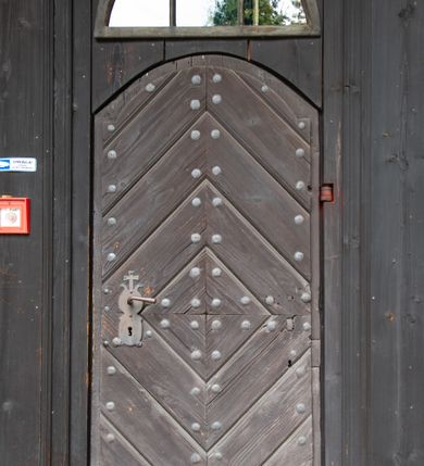 Zdjęcie nr 39: Kościół drewniany, orientowany, jednonawowy o konstrukcji zrębowej, oszalowany. Prezbiterium kwadratowe o wielobocznym zamknięciu z zakrystią od północy. Nawa szersza, prawie kwadratowa, przy niej od północy kaplica i składzik później dostawiony; od południa i od zachodu kruchty. Korpus nakryty dachem dwuspadowym, jednokalenicowym, z barokową wieżyczką na sygnaturkę na kalenicy; składzik nakryty dachem pulpitowym. Wewnątrz stropy kasetonowe. Otwór tęczy o profilowanym łuku półkolistym podwyższonym; belka profilowana, na niej grupa Ukrzyżowania. Chór muzyczny wsparty na dwóch słupach. Kaplica otwarta do nawy półkolistą arkadą. Troje drzwi o ozdobnych obramieniach uszatych, schodkowatych i uszato-schodkowatych, ze starymi okuciami. Wieża nowa, izbicowa o pochyłych ścianach, zwieńczona ostrosłupowym hełmem.
