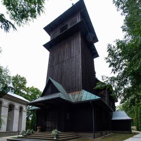 Zdjęcie nr 1: Kościół drewniany, orientowany, jednonawowy o konstrukcji zrębowej, oszalowany. Prezbiterium kwadratowe o wielobocznym zamknięciu z zakrystią od północy. Nawa szersza, prawie kwadratowa, przy niej od północy kaplica i składzik później dostawiony; od południa i od zachodu kruchty. Korpus nakryty dachem dwuspadowym, jednokalenicowym, z barokową wieżyczką na sygnaturkę na kalenicy; składzik nakryty dachem pulpitowym. Wewnątrz stropy kasetonowe. Otwór tęczy o profilowanym łuku półkolistym podwyższonym; belka profilowana, na niej grupa Ukrzyżowania. Chór muzyczny wsparty na dwóch słupach. Kaplica otwarta do nawy półkolistą arkadą. Troje drzwi o ozdobnych obramieniach uszatych, schodkowatych i uszato-schodkowatych, ze starymi okuciami. Wieża nowa, izbicowa o pochyłych ścianach, zwieńczona ostrosłupowym hełmem.
