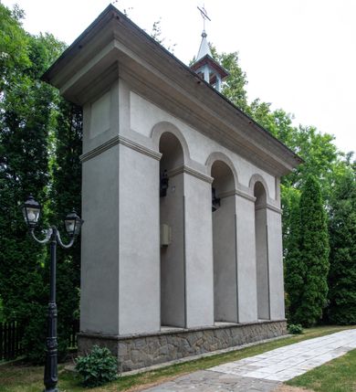 Zdjęcie nr 38: Kościół drewniany, orientowany, jednonawowy o konstrukcji zrębowej, oszalowany. Prezbiterium kwadratowe o wielobocznym zamknięciu z zakrystią od północy. Nawa szersza, prawie kwadratowa, przy niej od północy kaplica i składzik później dostawiony; od południa i od zachodu kruchty. Korpus nakryty dachem dwuspadowym, jednokalenicowym, z barokową wieżyczką na sygnaturkę na kalenicy; składzik nakryty dachem pulpitowym. Wewnątrz stropy kasetonowe. Otwór tęczy o profilowanym łuku półkolistym podwyższonym; belka profilowana, na niej grupa Ukrzyżowania. Chór muzyczny wsparty na dwóch słupach. Kaplica otwarta do nawy półkolistą arkadą. Troje drzwi o ozdobnych obramieniach uszatych, schodkowatych i uszato-schodkowatych, ze starymi okuciami. Wieża nowa, izbicowa o pochyłych ścianach, zwieńczona ostrosłupowym hełmem.
