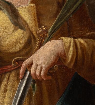 Zdjęcie nr 12: Feretron dwustronny z obrazami św. Zofii i św. Barbary, ustawiony na prostopadłościennej, profilowanej podstawie o wklęsłym przebiegu, zaopatrzonej w otwory na drążki do noszenia. Rama obrazów w kształcie stojącego prostokąta, obwiedziona bogatą dekoracją rokokową z rocaille’ami i kwiatami, zwieńczona niewielkim łacińskim krzyżykiem. Po jednej stronie obraz przedstawiający św. Zofię i stojące przed nią trzy córki. Święta zwrócona delikatnie w lewo, z szeroko rozłożonymi rękami na boki. Twarz owalna o delikatnych rysach. Ubrana jest w długą, ciemną suknię, brązowy płaszcz spięty pod szyją i biały welon. Nad głową świętej złoty i okrągły nimb. Dwie córki od lewej strony zwrócone trzy czwarte w lewo. Ubrane w długie jasne suknie, córka po lewej dodatkowo w czerwony płaszcz i z małym krzyżykiem w dłoni, a córka po środku w zielony fartuch i kij w prawej dłoni. Córka po prawej, zwrócona w prawo, oparta o ramię siostry, z lewą ręką opartą o nią. Ubrana jest w fioletową spódnicę i niebieską bluzkę z szerokimi rękawami. Twarze córek o delikatnych rysach, okolone długimi i ciemnobrązowymi włosami. W tle oddalony górski krajobraz, w górze błękitne niebo. Po drugiej stronie obrazu przedstawienie św. Barbary. W centrum święta ujęta do kolan, ukazana frontalnie, z głową zwróconą w prawo i przechyloną do tyłu, ze wzrokiem skierowanym ku górze. W prawej dłoni trzyma kielich z hostią, w lewej, opuszczonej gałązka palmy i miecz skierowany ostrzem w dół. Twarz pełna, o dużych oczach, prostym nosie i szerokich ustach. Święta jest ubrana w żółtą suknię oraz niebieski płaszcz; na głowie ma założoną zieloną chusteczkę, spod której widać długie, jasne i kręcone włosy. Po prawej stronie obrazu wysoka wieża, tło jednolite, szare, rozświetlone w górnej lewej części obrazu.