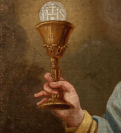 Zdjęcie nr 14: Feretron dwustronny z obrazami św. Zofii i św. Barbary, ustawiony na prostopadłościennej, profilowanej podstawie o wklęsłym przebiegu, zaopatrzonej w otwory na drążki do noszenia. Rama obrazów w kształcie stojącego prostokąta, obwiedziona bogatą dekoracją rokokową z rocaille’ami i kwiatami, zwieńczona niewielkim łacińskim krzyżykiem. Po jednej stronie obraz przedstawiający św. Zofię i stojące przed nią trzy córki. Święta zwrócona delikatnie w lewo, z szeroko rozłożonymi rękami na boki. Twarz owalna o delikatnych rysach. Ubrana jest w długą, ciemną suknię, brązowy płaszcz spięty pod szyją i biały welon. Nad głową świętej złoty i okrągły nimb. Dwie córki od lewej strony zwrócone trzy czwarte w lewo. Ubrane w długie jasne suknie, córka po lewej dodatkowo w czerwony płaszcz i z małym krzyżykiem w dłoni, a córka po środku w zielony fartuch i kij w prawej dłoni. Córka po prawej, zwrócona w prawo, oparta o ramię siostry, z lewą ręką opartą o nią. Ubrana jest w fioletową spódnicę i niebieską bluzkę z szerokimi rękawami. Twarze córek o delikatnych rysach, okolone długimi i ciemnobrązowymi włosami. W tle oddalony górski krajobraz, w górze błękitne niebo. Po drugiej stronie obrazu przedstawienie św. Barbary. W centrum święta ujęta do kolan, ukazana frontalnie, z głową zwróconą w prawo i przechyloną do tyłu, ze wzrokiem skierowanym ku górze. W prawej dłoni trzyma kielich z hostią, w lewej, opuszczonej gałązka palmy i miecz skierowany ostrzem w dół. Twarz pełna, o dużych oczach, prostym nosie i szerokich ustach. Święta jest ubrana w żółtą suknię oraz niebieski płaszcz; na głowie ma założoną zieloną chusteczkę, spod której widać długie, jasne i kręcone włosy. Po prawej stronie obrazu wysoka wieża, tło jednolite, szare, rozświetlone w górnej lewej części obrazu.