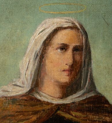 Zdjęcie nr 6: Feretron dwustronny z obrazami św. Zofii i św. Barbary, ustawiony na prostopadłościennej, profilowanej podstawie o wklęsłym przebiegu, zaopatrzonej w otwory na drążki do noszenia. Rama obrazów w kształcie stojącego prostokąta, obwiedziona bogatą dekoracją rokokową z rocaille’ami i kwiatami, zwieńczona niewielkim łacińskim krzyżykiem. Po jednej stronie obraz przedstawiający św. Zofię i stojące przed nią trzy córki. Święta zwrócona delikatnie w lewo, z szeroko rozłożonymi rękami na boki. Twarz owalna o delikatnych rysach. Ubrana jest w długą, ciemną suknię, brązowy płaszcz spięty pod szyją i biały welon. Nad głową świętej złoty i okrągły nimb. Dwie córki od lewej strony zwrócone trzy czwarte w lewo. Ubrane w długie jasne suknie, córka po lewej dodatkowo w czerwony płaszcz i z małym krzyżykiem w dłoni, a córka po środku w zielony fartuch i kij w prawej dłoni. Córka po prawej, zwrócona w prawo, oparta o ramię siostry, z lewą ręką opartą o nią. Ubrana jest w fioletową spódnicę i niebieską bluzkę z szerokimi rękawami. Twarze córek o delikatnych rysach, okolone długimi i ciemnobrązowymi włosami. W tle oddalony górski krajobraz, w górze błękitne niebo. Po drugiej stronie obrazu przedstawienie św. Barbary. W centrum święta ujęta do kolan, ukazana frontalnie, z głową zwróconą w prawo i przechyloną do tyłu, ze wzrokiem skierowanym ku górze. W prawej dłoni trzyma kielich z hostią, w lewej, opuszczonej gałązka palmy i miecz skierowany ostrzem w dół. Twarz pełna, o dużych oczach, prostym nosie i szerokich ustach. Święta jest ubrana w żółtą suknię oraz niebieski płaszcz; na głowie ma założoną zieloną chusteczkę, spod której widać długie, jasne i kręcone włosy. Po prawej stronie obrazu wysoka wieża, tło jednolite, szare, rozświetlone w górnej lewej części obrazu.