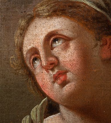 Zdjęcie nr 16: Feretron dwustronny z obrazami św. Zofii i św. Barbary, ustawiony na prostopadłościennej, profilowanej podstawie o wklęsłym przebiegu, zaopatrzonej w otwory na drążki do noszenia. Rama obrazów w kształcie stojącego prostokąta, obwiedziona bogatą dekoracją rokokową z rocaille’ami i kwiatami, zwieńczona niewielkim łacińskim krzyżykiem. Po jednej stronie obraz przedstawiający św. Zofię i stojące przed nią trzy córki. Święta zwrócona delikatnie w lewo, z szeroko rozłożonymi rękami na boki. Twarz owalna o delikatnych rysach. Ubrana jest w długą, ciemną suknię, brązowy płaszcz spięty pod szyją i biały welon. Nad głową świętej złoty i okrągły nimb. Dwie córki od lewej strony zwrócone trzy czwarte w lewo. Ubrane w długie jasne suknie, córka po lewej dodatkowo w czerwony płaszcz i z małym krzyżykiem w dłoni, a córka po środku w zielony fartuch i kij w prawej dłoni. Córka po prawej, zwrócona w prawo, oparta o ramię siostry, z lewą ręką opartą o nią. Ubrana jest w fioletową spódnicę i niebieską bluzkę z szerokimi rękawami. Twarze córek o delikatnych rysach, okolone długimi i ciemnobrązowymi włosami. W tle oddalony górski krajobraz, w górze błękitne niebo. Po drugiej stronie obrazu przedstawienie św. Barbary. W centrum święta ujęta do kolan, ukazana frontalnie, z głową zwróconą w prawo i przechyloną do tyłu, ze wzrokiem skierowanym ku górze. W prawej dłoni trzyma kielich z hostią, w lewej, opuszczonej gałązka palmy i miecz skierowany ostrzem w dół. Twarz pełna, o dużych oczach, prostym nosie i szerokich ustach. Święta jest ubrana w żółtą suknię oraz niebieski płaszcz; na głowie ma założoną zieloną chusteczkę, spod której widać długie, jasne i kręcone włosy. Po prawej stronie obrazu wysoka wieża, tło jednolite, szare, rozświetlone w górnej lewej części obrazu.