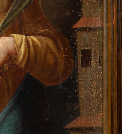 Zdjęcie nr 13: Feretron dwustronny z obrazami św. Zofii i św. Barbary, ustawiony na prostopadłościennej, profilowanej podstawie o wklęsłym przebiegu, zaopatrzonej w otwory na drążki do noszenia. Rama obrazów w kształcie stojącego prostokąta, obwiedziona bogatą dekoracją rokokową z rocaille’ami i kwiatami, zwieńczona niewielkim łacińskim krzyżykiem. Po jednej stronie obraz przedstawiający św. Zofię i stojące przed nią trzy córki. Święta zwrócona delikatnie w lewo, z szeroko rozłożonymi rękami na boki. Twarz owalna o delikatnych rysach. Ubrana jest w długą, ciemną suknię, brązowy płaszcz spięty pod szyją i biały welon. Nad głową świętej złoty i okrągły nimb. Dwie córki od lewej strony zwrócone trzy czwarte w lewo. Ubrane w długie jasne suknie, córka po lewej dodatkowo w czerwony płaszcz i z małym krzyżykiem w dłoni, a córka po środku w zielony fartuch i kij w prawej dłoni. Córka po prawej, zwrócona w prawo, oparta o ramię siostry, z lewą ręką opartą o nią. Ubrana jest w fioletową spódnicę i niebieską bluzkę z szerokimi rękawami. Twarze córek o delikatnych rysach, okolone długimi i ciemnobrązowymi włosami. W tle oddalony górski krajobraz, w górze błękitne niebo. Po drugiej stronie obrazu przedstawienie św. Barbary. W centrum święta ujęta do kolan, ukazana frontalnie, z głową zwróconą w prawo i przechyloną do tyłu, ze wzrokiem skierowanym ku górze. W prawej dłoni trzyma kielich z hostią, w lewej, opuszczonej gałązka palmy i miecz skierowany ostrzem w dół. Twarz pełna, o dużych oczach, prostym nosie i szerokich ustach. Święta jest ubrana w żółtą suknię oraz niebieski płaszcz; na głowie ma założoną zieloną chusteczkę, spod której widać długie, jasne i kręcone włosy. Po prawej stronie obrazu wysoka wieża, tło jednolite, szare, rozświetlone w górnej lewej części obrazu.