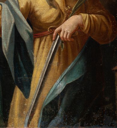 Zdjęcie nr 11: Feretron dwustronny z obrazami św. Zofii i św. Barbary, ustawiony na prostopadłościennej, profilowanej podstawie o wklęsłym przebiegu, zaopatrzonej w otwory na drążki do noszenia. Rama obrazów w kształcie stojącego prostokąta, obwiedziona bogatą dekoracją rokokową z rocaille’ami i kwiatami, zwieńczona niewielkim łacińskim krzyżykiem. Po jednej stronie obraz przedstawiający św. Zofię i stojące przed nią trzy córki. Święta zwrócona delikatnie w lewo, z szeroko rozłożonymi rękami na boki. Twarz owalna o delikatnych rysach. Ubrana jest w długą, ciemną suknię, brązowy płaszcz spięty pod szyją i biały welon. Nad głową świętej złoty i okrągły nimb. Dwie córki od lewej strony zwrócone trzy czwarte w lewo. Ubrane w długie jasne suknie, córka po lewej dodatkowo w czerwony płaszcz i z małym krzyżykiem w dłoni, a córka po środku w zielony fartuch i kij w prawej dłoni. Córka po prawej, zwrócona w prawo, oparta o ramię siostry, z lewą ręką opartą o nią. Ubrana jest w fioletową spódnicę i niebieską bluzkę z szerokimi rękawami. Twarze córek o delikatnych rysach, okolone długimi i ciemnobrązowymi włosami. W tle oddalony górski krajobraz, w górze błękitne niebo. Po drugiej stronie obrazu przedstawienie św. Barbary. W centrum święta ujęta do kolan, ukazana frontalnie, z głową zwróconą w prawo i przechyloną do tyłu, ze wzrokiem skierowanym ku górze. W prawej dłoni trzyma kielich z hostią, w lewej, opuszczonej gałązka palmy i miecz skierowany ostrzem w dół. Twarz pełna, o dużych oczach, prostym nosie i szerokich ustach. Święta jest ubrana w żółtą suknię oraz niebieski płaszcz; na głowie ma założoną zieloną chusteczkę, spod której widać długie, jasne i kręcone włosy. Po prawej stronie obrazu wysoka wieża, tło jednolite, szare, rozświetlone w górnej lewej części obrazu.