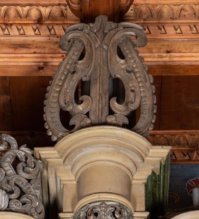 Zdjęcie nr 7: Organy architektoniczne, pięcioosiowe na wysokiej podstawie i niewielkim cokole, trójwieżyczkowe. Wieżyczki boczne niższe od środkowej, wszystkie z półokrągłymi ryzalitami, z prostokątnymi i wypukłymi prześwitami na piszczałki, dekorowanymi w górnych narożach akantem, zakończone fryzem i gzymsem oraz ornamentalnymi szczytami utworzonymi z akantu, karbowanej wstęgi, kampanul i muszli; ryzality u spodu z podwieszonymi kampanulami i muszlą. Szczyt środkowej wieżyczki utworzony z ornamentu małżowinowo-chrząstkowego. Pomiędzy wieżyczkami dwie najniższe osie z prześwitami na piszczałki w formie stojącego prostokąta, zakończone fragmentami gzymsu. Organy ujęte uszami utworzonymi z akantu i karbowanej wstęgi. Struktura polichromowana w całości w kolorze ciemnobeżowym, ornamenty złocone.