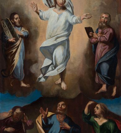 Zdjęcie nr 2: Feretron uzyskał kształt stojącego prostokąta. Tworzy go dwustronnie malowany na płótnie obraz, ujęty w profilowane, srebrzone ramy, ustawiony na postumencie. Ma on formę podłużnego prostopadłościanu, dekorowanego w dolnej i górnej części profilowanymi i srebrzonymi listwami. Dodatkowo zaopatrzono go w parę otworów na drążki umożliwiające noszenie. Całość zdobi niebieskawa marmoryzacja. Ramy z trzech stron otaczają stylizowane, ażurowe i srebrzone wici akantowe. Wić na górnej ramie na środku otacza dwustronny kartusz dekorowany na szczycie cebulastą gałką. W polu kartusza umieszczono na awersie chrystogram "IHS", a na rewersie zawołanie "Ave Maria".    
Na awersie wyobrażono Przemienienie Pańskie na górze Tabor. W środku kompozycji ukazano frontalnie unoszącego się na tle rozjaśnionych obłoków w całej postaci Chrystusa w jasnej szacie. Jego postać została ujęta w kontrapoście z głową w trzech czwartych skierowaną w lewo. Przemieniony Jezusa ma rozłożone ręce na wysokości piersi i nieznacznie założone na siebie nogi z bosymi stopami. Zbawiciel ma owalną, młodzieńczą twarz z krótkim, brązowym zarostem, rumiane policzki oraz wysokie czoło, wydatny nos i usta. Spojrzenie jego dużych oczu skierowane jest w lewo. Głowę otaczają długie, brązowe włosy spływające na ramiona oraz świetlisty nimb. Ubrany jest w jasną tunikę z charakterystycznym, prostopadłym rozcięciem na piersi oraz w płaszcz z silnie rozwianą połą widoczną za głową Jezusa i drugą, mocno udrapowaną, w partii jego nóg. Na tle brązowo-ochrowych obłoków po prawej stronie Chrystusa przedstawiono Mojżesza z tablicami Dekalogu, a po lewej proroka Eliasza. Mojżesz został ukazany z boku w trzech czwartych w kontrapoście z głową widoczną z profilu. Ciężar jego ciała wspiera się na prawej nodze, uniesioną zaś lewą zdaje się podpierać bosą stopą wspartą o palce. O prawe przedramię ma oparte dwie kamienne tablice trzymane prawą ręką. Lewą w geście wskazującym trzyma przy krawędzi jednej z tablic. Patriarcha ma pociągłą twarz otoczoną brązowymi włosami i długą brodą. Ma mocno zaakcentowane oczodoły z brwiami, haczykowaty nos i wydatne usta. Ubrany jest w blado niebieską tunikę odsłaniającą bose stopy i przerzucony przez lewe przedramię jasnoochrowy płaszcz mocno udrapowany z prawej strony. Trzymane przez niego dwie tablice mają kształt wydłużonych, wąskich płyt zakończonych półokrągło z rzymskimi cyframi. Po lewej stronie Chrystusa namalowano Eliasz z księgą w dłoni. Układ jego postaci jest po części odbiciem ułożenia ciała Mojżesza. Eliasz został ukazany w kontrapoście w trzech czwartych z głową odchyloną nieznacznie do tyłu w lewo i spojrzeniem skierowanym ku górze. Ciężar jego ciał wspiera się na prawej nodze, natomiast uniesioną lewą stopę opiera palcami o obłok. W lewej ręce wyciągniętej nieznacznie na wysokości piersi trzyma księgę, prawą zaś przyciska do serca. Prorok ma pociągłą twarz otoczoną siwiejącym, bujnymi włosami i obfitą brodą. Charakteryzują ją rumiane policzki, duży, mięsisty nos i wyraźne usta. Ubrany jest w bladoszkarłatną tunikę z rękawami odsłaniającą bose stopy i ciemnoniebieski płaszcz zarzucony na prawe ramię i osłaniający fragment lewej nogi proroka. U dołu kompozycji w półpostaciach namalowano trzech apostołów. Idąc od lewej ku prawej jest to Jakub, Piotr i Jan Ewangelista. Postać św. Jakuba zajmuje lewy róg obrazu. Apostoł został ukazany frontalnie z głową nieznacznie pochyloną do przodu, którą zdaje się wspierać lewą ręką. Prawą natomiast przyciska do piersi. Ma owalną twarz z widocznymi zakolami, wydatny nos i usta. Jego głowę otaczają brązowe włosy i podobny krótki zarost. Również frontalnie w lekkim kontrapoście namalowano na środku św. Piotra. Apostoł podnosi do góry głowę, kierując spojrzenie na przemienionego Chrystusa. Ma uniesioną ku górze zgiętą w łokciu prawą rękę, lewą natomiast przykłada do piersi. Jego twarz jest pociągła z wysokim czołem, mięsistym nosem i wydatnymi wargami. Otacza ją brązowy zarost. Ubrany jest w niebieską tunikę rozciętą na piersi oraz w przerzucony przez prawe ramie jasnocynobrowy płaszcz. Po prawej stronie św. Piotra ukazano św. Jana ujętego w trzech czwartych z głową ukazaną w profilu, zwróconą w prawo. Jego prawa ręka uniesiona jest w górę na wysokość głowy. Lewa natomiast jest opuszczona ku dołowi. Święty Jan ma duże oczy, mięsisty nos i wargi, a głowę otaczają jasnobrązowe, długie włosy sięgające ramion. Ubrany jest w ciemnozieloną tunikę z dużym dekoltem. Przez ramię ma przerzucony purpurowy płaszcz okrywający fragment widocznego uda podniesionej prawej nogi. Za plecami apostołów widać wierzchołek brunatnej góry oraz fragment lazurowego nieba. 
Na rewersie feretronu umieszczono obraz z Matką Boską z Dzieciątkiem. Marię namalowano frontalnie z Dzieciątkiem, trzymanym na lewym przedramieniu. W prawej opuszczonej ręce Madonna trzyma złociste berło. Ma pociągłą twarz o jasnej karnacji z rumianymi policzkami, z długim, mięsistym nosem oraz wydatne usta. Spojrzenie szeroko otwartych oczu skierowane jest przed siebie. Maria ubrana jest w cimnoniebieski maforion lamowany złotą taśmą okrywający bladoszkarłatną suknię przewiązaną w talii bladozieloną wstążką zawiązaną na kokardę. Na jej głowie widoczna jest zamknięta złota korona zwieńczona globem z krzyżykiem z obręczą dekorowaną malowaną kameryzacją. Wnętrze korony wypełniła czerwona podbitka. Dzieciątko ukazano w trzech czwartych w prawo. Jezus prawą rękę unosi w geście błogosławieństwa w lewej natomiast trzyma glob ziemski ze złotym krzyżykiem. Jego twarz o jasnej karnacji ma wysokie czoło, rumiane policzki, krótki nos i wydatne usta. Głowę, na której ma złotą koronę zamkniętą z globem z krzyżykiem i malowaną kameryzacją, otaczają krótkie brązowe włosy. Jezus ubrany jest w bladoczerwoną tunikę przewiązaną w pasie i odsłaniającą u spodu fragment lewej bosej stopy. Głowy obu postaci otaczają złote nimby z wpisanymi w nie zębatymi  złotymi promieniami. Srebrzyste tło pokrywa złota romboidalna kratownica dekorowana w miejscach przecięć złotymi krzyżykami.      