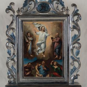 Zdjęcie nr 1: Feretron uzyskał kształt stojącego prostokąta. Tworzy go dwustronnie malowany na płótnie obraz, ujęty w profilowane, srebrzone ramy, ustawiony na postumencie. Ma on formę podłużnego prostopadłościanu, dekorowanego w dolnej i górnej części profilowanymi i srebrzonymi listwami. Dodatkowo zaopatrzono go w parę otworów na drążki umożliwiające noszenie. Całość zdobi niebieskawa marmoryzacja. Ramy z trzech stron otaczają stylizowane, ażurowe i srebrzone wici akantowe. Wić na górnej ramie na środku otacza dwustronny kartusz dekorowany na szczycie cebulastą gałką. W polu kartusza umieszczono na awersie chrystogram "IHS", a na rewersie zawołanie "Ave Maria".    
Na awersie wyobrażono Przemienienie Pańskie na górze Tabor. W środku kompozycji ukazano frontalnie unoszącego się na tle rozjaśnionych obłoków w całej postaci Chrystusa w jasnej szacie. Jego postać została ujęta w kontrapoście z głową w trzech czwartych skierowaną w lewo. Przemieniony Jezusa ma rozłożone ręce na wysokości piersi i nieznacznie założone na siebie nogi z bosymi stopami. Zbawiciel ma owalną, młodzieńczą twarz z krótkim, brązowym zarostem, rumiane policzki oraz wysokie czoło, wydatny nos i usta. Spojrzenie jego dużych oczu skierowane jest w lewo. Głowę otaczają długie, brązowe włosy spływające na ramiona oraz świetlisty nimb. Ubrany jest w jasną tunikę z charakterystycznym, prostopadłym rozcięciem na piersi oraz w płaszcz z silnie rozwianą połą widoczną za głową Jezusa i drugą, mocno udrapowaną, w partii jego nóg. Na tle brązowo-ochrowych obłoków po prawej stronie Chrystusa przedstawiono Mojżesza z tablicami Dekalogu, a po lewej proroka Eliasza. Mojżesz został ukazany z boku w trzech czwartych w kontrapoście z głową widoczną z profilu. Ciężar jego ciała wspiera się na prawej nodze, uniesioną zaś lewą zdaje się podpierać bosą stopą wspartą o palce. O prawe przedramię ma oparte dwie kamienne tablice trzymane prawą ręką. Lewą w geście wskazującym trzyma przy krawędzi jednej z tablic. Patriarcha ma pociągłą twarz otoczoną brązowymi włosami i długą brodą. Ma mocno zaakcentowane oczodoły z brwiami, haczykowaty nos i wydatne usta. Ubrany jest w blado niebieską tunikę odsłaniającą bose stopy i przerzucony przez lewe przedramię jasnoochrowy płaszcz mocno udrapowany z prawej strony. Trzymane przez niego dwie tablice mają kształt wydłużonych, wąskich płyt zakończonych półokrągło z rzymskimi cyframi. Po lewej stronie Chrystusa namalowano Eliasz z księgą w dłoni. Układ jego postaci jest po części odbiciem ułożenia ciała Mojżesza. Eliasz został ukazany w kontrapoście w trzech czwartych z głową odchyloną nieznacznie do tyłu w lewo i spojrzeniem skierowanym ku górze. Ciężar jego ciał wspiera się na prawej nodze, natomiast uniesioną lewą stopę opiera palcami o obłok. W lewej ręce wyciągniętej nieznacznie na wysokości piersi trzyma księgę, prawą zaś przyciska do serca. Prorok ma pociągłą twarz otoczoną siwiejącym, bujnymi włosami i obfitą brodą. Charakteryzują ją rumiane policzki, duży, mięsisty nos i wyraźne usta. Ubrany jest w bladoszkarłatną tunikę z rękawami odsłaniającą bose stopy i ciemnoniebieski płaszcz zarzucony na prawe ramię i osłaniający fragment lewej nogi proroka. U dołu kompozycji w półpostaciach namalowano trzech apostołów. Idąc od lewej ku prawej jest to Jakub, Piotr i Jan Ewangelista. Postać św. Jakuba zajmuje lewy róg obrazu. Apostoł został ukazany frontalnie z głową nieznacznie pochyloną do przodu, którą zdaje się wspierać lewą ręką. Prawą natomiast przyciska do piersi. Ma owalną twarz z widocznymi zakolami, wydatny nos i usta. Jego głowę otaczają brązowe włosy i podobny krótki zarost. Również frontalnie w lekkim kontrapoście namalowano na środku św. Piotra. Apostoł podnosi do góry głowę, kierując spojrzenie na przemienionego Chrystusa. Ma uniesioną ku górze zgiętą w łokciu prawą rękę, lewą natomiast przykłada do piersi. Jego twarz jest pociągła z wysokim czołem, mięsistym nosem i wydatnymi wargami. Otacza ją brązowy zarost. Ubrany jest w niebieską tunikę rozciętą na piersi oraz w przerzucony przez prawe ramie jasnocynobrowy płaszcz. Po prawej stronie św. Piotra ukazano św. Jana ujętego w trzech czwartych z głową ukazaną w profilu, zwróconą w prawo. Jego prawa ręka uniesiona jest w górę na wysokość głowy. Lewa natomiast jest opuszczona ku dołowi. Święty Jan ma duże oczy, mięsisty nos i wargi, a głowę otaczają jasnobrązowe, długie włosy sięgające ramion. Ubrany jest w ciemnozieloną tunikę z dużym dekoltem. Przez ramię ma przerzucony purpurowy płaszcz okrywający fragment widocznego uda podniesionej prawej nogi. Za plecami apostołów widać wierzchołek brunatnej góry oraz fragment lazurowego nieba. 
Na rewersie feretronu umieszczono obraz z Matką Boską z Dzieciątkiem. Marię namalowano frontalnie z Dzieciątkiem, trzymanym na lewym przedramieniu. W prawej opuszczonej ręce Madonna trzyma złociste berło. Ma pociągłą twarz o jasnej karnacji z rumianymi policzkami, z długim, mięsistym nosem oraz wydatne usta. Spojrzenie szeroko otwartych oczu skierowane jest przed siebie. Maria ubrana jest w cimnoniebieski maforion lamowany złotą taśmą okrywający bladoszkarłatną suknię przewiązaną w talii bladozieloną wstążką zawiązaną na kokardę. Na jej głowie widoczna jest zamknięta złota korona zwieńczona globem z krzyżykiem z obręczą dekorowaną malowaną kameryzacją. Wnętrze korony wypełniła czerwona podbitka. Dzieciątko ukazano w trzech czwartych w prawo. Jezus prawą rękę unosi w geście błogosławieństwa w lewej natomiast trzyma glob ziemski ze złotym krzyżykiem. Jego twarz o jasnej karnacji ma wysokie czoło, rumiane policzki, krótki nos i wydatne usta. Głowę, na której ma złotą koronę zamkniętą z globem z krzyżykiem i malowaną kameryzacją, otaczają krótkie brązowe włosy. Jezus ubrany jest w bladoczerwoną tunikę przewiązaną w pasie i odsłaniającą u spodu fragment lewej bosej stopy. Głowy obu postaci otaczają złote nimby z wpisanymi w nie zębatymi  złotymi promieniami. Srebrzyste tło pokrywa złota romboidalna kratownica dekorowana w miejscach przecięć złotymi krzyżykami.      