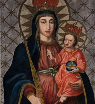 Zdjęcie nr 4: Feretron uzyskał kształt stojącego prostokąta. Tworzy go dwustronnie malowany na płótnie obraz, ujęty w profilowane, srebrzone ramy, ustawiony na postumencie. Ma on formę podłużnego prostopadłościanu, dekorowanego w dolnej i górnej części profilowanymi i srebrzonymi listwami. Dodatkowo zaopatrzono go w parę otworów na drążki umożliwiające noszenie. Całość zdobi niebieskawa marmoryzacja. Ramy z trzech stron otaczają stylizowane, ażurowe i srebrzone wici akantowe. Wić na górnej ramie na środku otacza dwustronny kartusz dekorowany na szczycie cebulastą gałką. W polu kartusza umieszczono na awersie chrystogram &quot;IHS&quot;, a na rewersie zawołanie &quot;Ave Maria&quot;.    
Na awersie wyobrażono Przemienienie Pańskie na górze Tabor. W środku kompozycji ukazano frontalnie unoszącego się na tle rozjaśnionych obłoków w całej postaci Chrystusa w jasnej szacie. Jego postać została ujęta w kontrapoście z głową w trzech czwartych skierowaną w lewo. Przemieniony Jezusa ma rozłożone ręce na wysokości piersi i nieznacznie założone na siebie nogi z bosymi stopami. Zbawiciel ma owalną, młodzieńczą twarz z krótkim, brązowym zarostem, rumiane policzki oraz wysokie czoło, wydatny nos i usta. Spojrzenie jego dużych oczu skierowane jest w lewo. Głowę otaczają długie, brązowe włosy spływające na ramiona oraz świetlisty nimb. Ubrany jest w jasną tunikę z charakterystycznym, prostopadłym rozcięciem na piersi oraz w płaszcz z silnie rozwianą połą widoczną za głową Jezusa i drugą, mocno udrapowaną, w partii jego nóg. Na tle brązowo-ochrowych obłoków po prawej stronie Chrystusa przedstawiono Mojżesza z tablicami Dekalogu, a po lewej proroka Eliasza. Mojżesz został ukazany z boku w trzech czwartych w kontrapoście z głową widoczną z profilu. Ciężar jego ciała wspiera się na prawej nodze, uniesioną zaś lewą zdaje się podpierać bosą stopą wspartą o palce. O prawe przedramię ma oparte dwie kamienne tablice trzymane prawą ręką. Lewą w geście wskazującym trzyma przy krawędzi jednej z tablic. Patriarcha ma pociągłą twarz otoczoną brązowymi włosami i długą brodą. Ma mocno zaakcentowane oczodoły z brwiami, haczykowaty nos i wydatne usta. Ubrany jest w blado niebieską tunikę odsłaniającą bose stopy i przerzucony przez lewe przedramię jasnoochrowy płaszcz mocno udrapowany z prawej strony. Trzymane przez niego dwie tablice mają kształt wydłużonych, wąskich płyt zakończonych półokrągło z rzymskimi cyframi. Po lewej stronie Chrystusa namalowano Eliasz z księgą w dłoni. Układ jego postaci jest po części odbiciem ułożenia ciała Mojżesza. Eliasz został ukazany w kontrapoście w trzech czwartych z głową odchyloną nieznacznie do tyłu w lewo i spojrzeniem skierowanym ku górze. Ciężar jego ciał wspiera się na prawej nodze, natomiast uniesioną lewą stopę opiera palcami o obłok. W lewej ręce wyciągniętej nieznacznie na wysokości piersi trzyma księgę, prawą zaś przyciska do serca. Prorok ma pociągłą twarz otoczoną siwiejącym, bujnymi włosami i obfitą brodą. Charakteryzują ją rumiane policzki, duży, mięsisty nos i wyraźne usta. Ubrany jest w bladoszkarłatną tunikę z rękawami odsłaniającą bose stopy i ciemnoniebieski płaszcz zarzucony na prawe ramię i osłaniający fragment lewej nogi proroka. U dołu kompozycji w półpostaciach namalowano trzech apostołów. Idąc od lewej ku prawej jest to Jakub, Piotr i Jan Ewangelista. Postać św. Jakuba zajmuje lewy róg obrazu. Apostoł został ukazany frontalnie z głową nieznacznie pochyloną do przodu, którą zdaje się wspierać lewą ręką. Prawą natomiast przyciska do piersi. Ma owalną twarz z widocznymi zakolami, wydatny nos i usta. Jego głowę otaczają brązowe włosy i podobny krótki zarost. Również frontalnie w lekkim kontrapoście namalowano na środku św. Piotra. Apostoł podnosi do góry głowę, kierując spojrzenie na przemienionego Chrystusa. Ma uniesioną ku górze zgiętą w łokciu prawą rękę, lewą natomiast przykłada do piersi. Jego twarz jest pociągła z wysokim czołem, mięsistym nosem i wydatnymi wargami. Otacza ją brązowy zarost. Ubrany jest w niebieską tunikę rozciętą na piersi oraz w przerzucony przez prawe ramie jasnocynobrowy płaszcz. Po prawej stronie św. Piotra ukazano św. Jana ujętego w trzech czwartych z głową ukazaną w profilu, zwróconą w prawo. Jego prawa ręka uniesiona jest w górę na wysokość głowy. Lewa natomiast jest opuszczona ku dołowi. Święty Jan ma duże oczy, mięsisty nos i wargi, a głowę otaczają jasnobrązowe, długie włosy sięgające ramion. Ubrany jest w ciemnozieloną tunikę z dużym dekoltem. Przez ramię ma przerzucony purpurowy płaszcz okrywający fragment widocznego uda podniesionej prawej nogi. Za plecami apostołów widać wierzchołek brunatnej góry oraz fragment lazurowego nieba. 
Na rewersie feretronu umieszczono obraz z Matką Boską z Dzieciątkiem. Marię namalowano frontalnie z Dzieciątkiem, trzymanym na lewym przedramieniu. W prawej opuszczonej ręce Madonna trzyma złociste berło. Ma pociągłą twarz o jasnej karnacji z rumianymi policzkami, z długim, mięsistym nosem oraz wydatne usta. Spojrzenie szeroko otwartych oczu skierowane jest przed siebie. Maria ubrana jest w cimnoniebieski maforion lamowany złotą taśmą okrywający bladoszkarłatną suknię przewiązaną w talii bladozieloną wstążką zawiązaną na kokardę. Na jej głowie widoczna jest zamknięta złota korona zwieńczona globem z krzyżykiem z obręczą dekorowaną malowaną kameryzacją. Wnętrze korony wypełniła czerwona podbitka. Dzieciątko ukazano w trzech czwartych w prawo. Jezus prawą rękę unosi w geście błogosławieństwa w lewej natomiast trzyma glob ziemski ze złotym krzyżykiem. Jego twarz o jasnej karnacji ma wysokie czoło, rumiane policzki, krótki nos i wydatne usta. Głowę, na której ma złotą koronę zamkniętą z globem z krzyżykiem i malowaną kameryzacją, otaczają krótkie brązowe włosy. Jezus ubrany jest w bladoczerwoną tunikę przewiązaną w pasie i odsłaniającą u spodu fragment lewej bosej stopy. Głowy obu postaci otaczają złote nimby z wpisanymi w nie zębatymi  złotymi promieniami. Srebrzyste tło pokrywa złota romboidalna kratownica dekorowana w miejscach przecięć złotymi krzyżykami.      