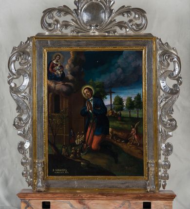 Zdjęcie nr 3: Feretron procesyjny tworzą dwa malowane na płótnie olejne obrazy ujęte w srebrzone ramy, których krawędzie wyznaczają profilowane i złocone listwy, ustawione na prostopadłościennym postumencie. Po bokach ram znajdują się ażurowe, srebrzone uszaki powstałe ze stylizowanych wici akantowych. Zwieńczenie feretronu utworzono z owalnego kartusza otoczonego ażurową, srebrzoną stylizowaną wicią akantową. Na awersie feretronu umieszczono przedstawienie Najświętszego Serca Pana Jezusa, a na rewersie św. Izydora. Postument został zaopatrzony w parę otworów do włożenia drążków umożliwiających noszenie feretronu. Podstawę i zwieńczenie postumentu dekoruje profilowana listwa, natomiast boki jasna brązowo-ochrowa marmoryzacja. Na awersie feretronu wyobrażono w trzech czwartych stojącego Chrystusa ukazującego swoje serce. Zbawiciel ma lekko pochyloną głowę w prawo, obiema zaś przebitymi dłońmi rozsuwa tunikę na piersi, odsłaniając przebite serce. Serce otaczają  złociste promienie. Z rany oraz u góry serca widać wydobywające się płomienie. Twarz Chrystusa jest pociągła. Otaczają ją długie brązowe włosy opadające puklami na ramiona oraz brązowa broda na dole nieznacznie rozdwojona. Twarz Zbawiciela charakteryzuje się wysokim czołem, długim, wąskim nosem i wydatnymi ustami. Chrystus szeroko otwartymi niebieskimi oczami wpatruje się w widza. Jego głowę otaczają złociste promienie. Ubrany jest w luźną, czerwoną tunikę przewiązaną w pasie jasnoochrową szarfą i narzucony na ramiona niebieski płaszcz, którego prawa poła przerzucona jest przez prawe przedramię. Zbawiciel został ukazany na jasnoochrowym tle. Po obu stronach jego głowy na jasnych obłokach widać dwie główki uskrzydlonych aniołków. Mają okrągłe głowy o pucołowatych policzkach z wydatnymi noskami i ustami. Unoszą się na niebieskich skrzydełkach. Na rewersie feretronu umieszczono przedstawienie św. Izydora. Święty został ukazany podczas modlitwy na pierwszym planie, klęcząc przed fragmentem bryły kościoła z półokrągłym oknem o mocno wyartykułowanym glifie. Górną część świątyni okrywają obłoki, z których wyłania się Madonna z Dzieciątkiem. Izydor ukazany został w całej postaci zwrócony w trzech czwartych w prawo z modlitewnie złożonymi rękami na wysokości piersi. O lewe przedramię ma oparty drewniany rydel u dołu okuty metalem. Jego głowa otoczona świetlistym nimbem jest lekko pochylona w prawo. Ma owalną twarz o wyrazistych rysach z dużym nosem i mięsistymi wargami oraz smutnie patrzącymi oczami. Otaczają ją krótkie brązowe włosy odsłaniające lewe ucho oraz krótki zarost. Ubrany jest w białą koszulę z aksamitką pod szyją, zapiętą zieloną kamizelkę oraz rozpięty niebieski surdut z rzędem złotych guzików i czerwone spodnie. Na nogach ma brązowe buty z wysokimi cholewami. Przy jego kolanach pod niewielkim drzewkiem leży brązowy kapelusz z szerokim rondem. W lewym rogu obrazu wyobrażono siedzącą na obłokach Madonnę, ukazaną w trzech czwartych w prawo. Przed sobą obiema rękami trzyma na kolanach Dzieciątko. Maria ma owalną twarz o jasnej karnacji z wydatnym nosem i ustami. Jej  głowę okoloną świetlistym nimbem otaczają długie brązowe włosy opadające na ramiona. Wokół wydekoltowanej szyi widać białą chustę skrzyżowaną na piersi. Madonna ubrana jest w czerwoną suknię przewiązaną w talii i niebieski płaszcz narzucony na ramiona, którego poły okrywają jej kolana. Mały Jezus przedstawiony jest w trzech czwartych w prawo. W lewej ręce trzyma błękitny glob, a prawą unosi w geście błogosławieństwa. Ma owalną twarz o jasnej karnacji z wydatnym nosem i ustami oraz wysokim czołem. Głowę okalają krótkie włosy i otacza świetlisty nimb. Zbawiciel ubrany jest w jasną tunikę odsłaniającą fragment stóp. Na drugim planie za modlącym się Izydorem wyobrażono dwa epizody z jego legendy. Z lewej strony pod ścianą kościoła widać Izydora nauczającego pięcioosobową grupę siedzących przed nim na ziemi ludzi. Święty obiema rękami trzyma książkę. Ubrany jest w kapelusz, białą koszulę, niebieski surdut, czerwone spodnie i buty z wysokimi cholewami. Dwóch ze słuchaczy siedzących z prawej strony ubranych jest w jasne szaty i zawoje na głowach. Natomiast trójka pozostałych to mężczyzna w kapeluszu z kosturem w lewej ręce odziany w łachmany, a także dwie postacie ukazane od tyłu ubrane w szaty z kapturami na głowach. Z tyłu z prawej strony Izydora widać anioła orzącego ziemię pługiem ciągnionym przez woła. Anioł z rozpostartymi skrzydłami w nieznacznym rozkroku ujęty został w trzech czwartych w lewo. Ubrany jest w tunikę sięgającą kolan z rozcięciem u dołu z przodu oraz sandały wiązane pod kolanami. Za nim w oddali widać klęczącego Izydora przed drewnianym krzyżem zatkniętym na skalnym wzgórku przy którym rosną trzy drzewa ułożone w szeregu. Tłem dla całego przedstawienia jest ciemne burzowe niebo rozjaśnione przy linii horyzontu. W lewym, dolnym rogu obrazu widać jasny napis „S(ANCTUS) ISIDORUS / AGRICOLA, HIS”.

