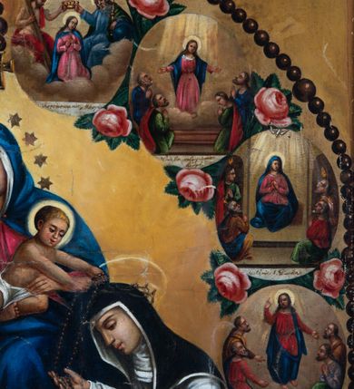 Zdjęcie nr 6: Malowany na płótnie obraz uzyskał kształt stojącego prostokąta. W centrum kompozycji przedstawiono Matkę Boską Różańcową w towarzystwie św. Dominika i św. Katarzyny Sieneńskiej. Postacie okala piętnaści malowanych medalionów ilustrujących tajemnice Różańca św., obwiedzionych różańcem, którym towarzyszą róże. Siedząca na dwustopniowym podwyższeniu Madonna ukazana została frontalnie z głową ujętą w trzech czwartych pochyloną w lewo. Wyciągniętą prawą ręką podaje różaniec klęczącemu na stopniu podwyższenia św. Dominikowi, natomiast lewą przytrzymuje siedzącego na jej kolanach małego Jezusa. Maria ma pociągłą twarz o pucułowatych, rumianych policzkach, mięsisty nos półprzymknięte oczy oraz wydatne usta. Ubrana jest w niebieski maforion, spod którego na głowie widać białą chustę zasłaniającą w całości włosy. Spod niego widać bladoczerwoną suknię spiętą złotym paskiem w talii. Suknia u dołu odkrywa fragment bosej lewej stopy. Lewa poła maforionu przerzucona jest przez oba kolana Madonny. Jej głowę otacza dziesięć sześcioramiennych gwiazd. Siedzące na kolanach matki Dzieciątko ujęte został w trzech czwartych w prawo. Przechylony w prawo nagi Jezus obiema rękami nakłada na głowę klęczącej na stopniu podniesienia Katarzynie różaniec. Prawą nóżkę ma luźno opuszczoną wzdłuż kolana matki, zaś lewą mocno podgiętą w kolanie. Dzieciątko ma owalną, pucułowatą twarz z wydatnym nosem i ustami, otoczoną krótkimi jasnymi włosami odsłaniającymi prawe ucho. Jego głowę okala świetlisty nimb. Klęczący z lewej strony św. Dominik został ukazany w trzech czwartych w prawo, z głową w profilu uniesioną w stronę Madonny. Lewą rękę przykłada do piersi, prawą zaś odbiera różaniec od Marii zakończony medalionem. Jest to starszy mężczyzna o jasnej karnacji z siwiejącą brodą i włosami z wyciętą tonsurą. Ma wydatny nos i usta. Ubrany jest w biały habit i czarny płaszcz zakonny z kapturem. Wokół głowy widać nimb. Po drugiej stronie klęczy zwrócona w lewo św. Katarzyna ze Sieny. Uniesioną prawą ręką odbiera różaniec zakończony medalionem od małego Jezusa. Lewą rękę wyraźnie odsuwa od siebie w geście adoracji. Jej głowa jest kornie pochylona do przodu, stąd też twarz widoczna jest tylko z profilu. Ma jasną karnację, duży nos i wydatne usta. Święta ubrana jest w biały habit ze szkaplerzem oraz czarny welon, spod którego widać kornet i podwikę. Na głowie ma cierniową koronę. Jej głowę otacza nimb. Na stopniu, na którym klęczą oboje święci widać leżące za nimi lilię, a na środku wieniec z białych i czerwonych róż. Poniżej przy kolanach św. Dominika leży jasnobrązowy pies z pochodnią w pysku. Obok niego widać niebieski glob ze złotym krzyżykiem. Wokół centralnych postaci w niewielkich, owalnych medalionach rozmieszczono ilustracje piętnastu tajemnic różańcowych. Każda z nich oparta jest o kilkuosobową kompozycję, której towarzyszy podpis. Idąc od góry w lewo namalowano: Zwiastowanie Marii, Nawiedzenie św. Elżbiety, Boże Narodzenie, Ofiarowanie w świątyni, Znalezienie w świątyni, Modlitwa w Ogrójcu, Biczowanie, Cierniem ukoronowanie, Niesienie krzyża, Ukrzyżowanie, Zmartwychwstanie, Wniebowstąpienie, Zesłanie Ducha Świętego, Wniebowzięcie Marii, Ukoronowanie Marii w niebie. Narrację tajemnic rozdziela u góry wiszący na paciorkach różańca złocisty krzyżyk.   