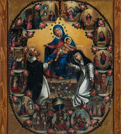 Zdjęcie nr 1: Malowany na płótnie obraz uzyskał kształt stojącego prostokąta. W centrum kompozycji przedstawiono Matkę Boską Różańcową w towarzystwie św. Dominika i św. Katarzyny Sieneńskiej. Postacie okala piętnaści malowanych medalionów ilustrujących tajemnice Różańca św., obwiedzionych różańcem, którym towarzyszą róże. Siedząca na dwustopniowym podwyższeniu Madonna ukazana została frontalnie z głową ujętą w trzech czwartych pochyloną w lewo. Wyciągniętą prawą ręką podaje różaniec klęczącemu na stopniu podwyższenia św. Dominikowi, natomiast lewą przytrzymuje siedzącego na jej kolanach małego Jezusa. Maria ma pociągłą twarz o pucułowatych, rumianych policzkach, mięsisty nos półprzymknięte oczy oraz wydatne usta. Ubrana jest w niebieski maforion, spod którego na głowie widać białą chustę zasłaniającą w całości włosy. Spod niego widać bladoczerwoną suknię spiętą złotym paskiem w talii. Suknia u dołu odkrywa fragment bosej lewej stopy. Lewa poła maforionu przerzucona jest przez oba kolana Madonny. Jej głowę otacza dziesięć sześcioramiennych gwiazd. Siedzące na kolanach matki Dzieciątko ujęte został w trzech czwartych w prawo. Przechylony w prawo nagi Jezus obiema rękami nakłada na głowę klęczącej na stopniu podniesienia Katarzynie różaniec. Prawą nóżkę ma luźno opuszczoną wzdłuż kolana matki, zaś lewą mocno podgiętą w kolanie. Dzieciątko ma owalną, pucułowatą twarz z wydatnym nosem i ustami, otoczoną krótkimi jasnymi włosami odsłaniającymi prawe ucho. Jego głowę okala świetlisty nimb. Klęczący z lewej strony św. Dominik został ukazany w trzech czwartych w prawo, z głową w profilu uniesioną w stronę Madonny. Lewą rękę przykłada do piersi, prawą zaś odbiera różaniec od Marii zakończony medalionem. Jest to starszy mężczyzna o jasnej karnacji z siwiejącą brodą i włosami z wyciętą tonsurą. Ma wydatny nos i usta. Ubrany jest w biały habit i czarny płaszcz zakonny z kapturem. Wokół głowy widać nimb. Po drugiej stronie klęczy zwrócona w lewo św. Katarzyna ze Sieny. Uniesioną prawą ręką odbiera różaniec zakończony medalionem od małego Jezusa. Lewą rękę wyraźnie odsuwa od siebie w geście adoracji. Jej głowa jest kornie pochylona do przodu, stąd też twarz widoczna jest tylko z profilu. Ma jasną karnację, duży nos i wydatne usta. Święta ubrana jest w biały habit ze szkaplerzem oraz czarny welon, spod którego widać kornet i podwikę. Na głowie ma cierniową koronę. Jej głowę otacza nimb. Na stopniu, na którym klęczą oboje święci widać leżące za nimi lilię, a na środku wieniec z białych i czerwonych róż. Poniżej przy kolanach św. Dominika leży jasnobrązowy pies z pochodnią w pysku. Obok niego widać niebieski glob ze złotym krzyżykiem. Wokół centralnych postaci w niewielkich, owalnych medalionach rozmieszczono ilustracje piętnastu tajemnic różańcowych. Każda z nich oparta jest o kilkuosobową kompozycję, której towarzyszy podpis. Idąc od góry w lewo namalowano: Zwiastowanie Marii, Nawiedzenie św. Elżbiety, Boże Narodzenie, Ofiarowanie w świątyni, Znalezienie w świątyni, Modlitwa w Ogrójcu, Biczowanie, Cierniem ukoronowanie, Niesienie krzyża, Ukrzyżowanie, Zmartwychwstanie, Wniebowstąpienie, Zesłanie Ducha Świętego, Wniebowzięcie Marii, Ukoronowanie Marii w niebie. Narrację tajemnic rozdziela u góry wiszący na paciorkach różańca złocisty krzyżyk.   