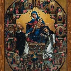 Zdjęcie nr 1: Malowany na płótnie obraz uzyskał kształt stojącego prostokąta. W centrum kompozycji przedstawiono Matkę Boską Różańcową w towarzystwie św. Dominika i św. Katarzyny Sieneńskiej. Postacie okala piętnaści malowanych medalionów ilustrujących tajemnice Różańca św., obwiedzionych różańcem, którym towarzyszą róże. Siedząca na dwustopniowym podwyższeniu Madonna ukazana została frontalnie z głową ujętą w trzech czwartych pochyloną w lewo. Wyciągniętą prawą ręką podaje różaniec klęczącemu na stopniu podwyższenia św. Dominikowi, natomiast lewą przytrzymuje siedzącego na jej kolanach małego Jezusa. Maria ma pociągłą twarz o pucułowatych, rumianych policzkach, mięsisty nos półprzymknięte oczy oraz wydatne usta. Ubrana jest w niebieski maforion, spod którego na głowie widać białą chustę zasłaniającą w całości włosy. Spod niego widać bladoczerwoną suknię spiętą złotym paskiem w talii. Suknia u dołu odkrywa fragment bosej lewej stopy. Lewa poła maforionu przerzucona jest przez oba kolana Madonny. Jej głowę otacza dziesięć sześcioramiennych gwiazd. Siedzące na kolanach matki Dzieciątko ujęte został w trzech czwartych w prawo. Przechylony w prawo nagi Jezus obiema rękami nakłada na głowę klęczącej na stopniu podniesienia Katarzynie różaniec. Prawą nóżkę ma luźno opuszczoną wzdłuż kolana matki, zaś lewą mocno podgiętą w kolanie. Dzieciątko ma owalną, pucułowatą twarz z wydatnym nosem i ustami, otoczoną krótkimi jasnymi włosami odsłaniającymi prawe ucho. Jego głowę okala świetlisty nimb. Klęczący z lewej strony św. Dominik został ukazany w trzech czwartych w prawo, z głową w profilu uniesioną w stronę Madonny. Lewą rękę przykłada do piersi, prawą zaś odbiera różaniec od Marii zakończony medalionem. Jest to starszy mężczyzna o jasnej karnacji z siwiejącą brodą i włosami z wyciętą tonsurą. Ma wydatny nos i usta. Ubrany jest w biały habit i czarny płaszcz zakonny z kapturem. Wokół głowy widać nimb. Po drugiej stronie klęczy zwrócona w lewo św. Katarzyna ze Sieny. Uniesioną prawą ręką odbiera różaniec zakończony medalionem od małego Jezusa. Lewą rękę wyraźnie odsuwa od siebie w geście adoracji. Jej głowa jest kornie pochylona do przodu, stąd też twarz widoczna jest tylko z profilu. Ma jasną karnację, duży nos i wydatne usta. Święta ubrana jest w biały habit ze szkaplerzem oraz czarny welon, spod którego widać kornet i podwikę. Na głowie ma cierniową koronę. Jej głowę otacza nimb. Na stopniu, na którym klęczą oboje święci widać leżące za nimi lilię, a na środku wieniec z białych i czerwonych róż. Poniżej przy kolanach św. Dominika leży jasnobrązowy pies z pochodnią w pysku. Obok niego widać niebieski glob ze złotym krzyżykiem. Wokół centralnych postaci w niewielkich, owalnych medalionach rozmieszczono ilustracje piętnastu tajemnic różańcowych. Każda z nich oparta jest o kilkuosobową kompozycję, której towarzyszy podpis. Idąc od góry w lewo namalowano: Zwiastowanie Marii, Nawiedzenie św. Elżbiety, Boże Narodzenie, Ofiarowanie w świątyni, Znalezienie w świątyni, Modlitwa w Ogrójcu, Biczowanie, Cierniem ukoronowanie, Niesienie krzyża, Ukrzyżowanie, Zmartwychwstanie, Wniebowstąpienie, Zesłanie Ducha Świętego, Wniebowzięcie Marii, Ukoronowanie Marii w niebie. Narrację tajemnic rozdziela u góry wiszący na paciorkach różańca złocisty krzyżyk.   