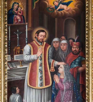 Zdjęcie nr 5: Ołtarz otrzymał formę drewnianej, przyściennej struktury architektonicznej ze zwieńczeniem o trójosiowym, jednokondygnacyjnym założeniu. Nastawa prezentuje się jako struktura polichromowana w odcieniach jasnej seledynowej zieleni, rozbielonego granatu oraz czerwieni. Partie ornamentów zostały wyzłocone. Drewniana mensa z portatylem wspiera się na prostopadłościennym stipesie ołtarzowym. Jego przód zdobią trzy czworoboczne płaszczyzny zbliżone do kwadratu ujęte profilowanymi, złoconymi listwami. W ich centrum umieszczono płaskorzeźbione, złocone czteroliście w diagonalnym układzie. Dwa w skrajnych płycinach utworzono ze stylizowanych liści akantu, natomiast środkowy przyjął formę geometryczno-roślinną. Retabulum ustawiono na wysokiej podstawie w kształcie nawiązującym do wydłużonego trapezu z wklęsłymi bokami, wspierającej się na krótszym boku. Podstawę zamyka u góry łamana, profilowana listwa. Jej lico artykułowane jest czterema zbliżonymi do kwadratu płycinami obramionymi złotymi, profilowanymi listwami. Ich środek zdobią takie same stylizowane, płaskorzeźbione i złocone czteroliście o diagonalnym układzie, wpisane w kwadrat. Na środku mensy, na tle podstawy, ustawiono czworoboczne tabernakulum w formie kapliczki z dwuspadowym dachem flankowanej dwiema sterczynami z pinaklami, wyrastającymi z wydłużonych prostopadłościennych, wąskich przypór. Drzwiczki tabernakulum zdobi motyw płaskorzeźbionego kielicha ze srebrzoną hostią wpisaną w stylizowaną ostrołukową arkadę z noskami. Na podstawie nastawy wspiera się niski cokół zamknięty u góry fryzem z rytmicznie rozmieszczonymi, niewielkimi, płaskorzeźbionymi i złoconymi czterolistnymi rozetkami. Z cokołu wyrastają trzy ostrołukowe arkady o profilowanych krawędziach, w górnych częściach z wpisaną arkaturą, ozdobione płaskorzeźbionymi, złoconymi czołgankami, zwieńczone pinaklami. Arkada środkowa jest wyższa od flankujących ją arkad bocznych. Zdobi ją po bokach płaskorzeźbione obramienie z motywem złoconej wici roślinno-ornamentalnej. Ostrołukowe zamknięcie arkady wypełniono ażurowym maswerkiem z motywem czteroliścia wpisanego w koło, ujętego dwoma trójliściami. Wszystkie trzy arkady flankują smukłe sterczyny wyrastające z prostopadłościennych, wąskich przypór ustawionych na niskich cokolikach. Sterczyny przechodzą w pinakle zwieńczone kwiatonami. Dekorują je płaskorzeźbione i złocone czołganki. W przypadku arkad bocznych pomiędzy cokolikami wprowadzono podłużne płyciny ze stylizowanymi maswerkami, natomiast w arkadzie centralnej umieszczono niewielkie, diagonalne czteroliście. W polu środkowej arkady prezentowany jest obraz Matki Boskiej Niepokalanie Poczętej w płaskorzeźbionej, złoconej, drewnianej sukience wotywnej, a na zasuwach wizerunek Przemienienia Pańskiego i św. Walentego. W arkadach bocznych retabulum ustawiono z lewej strony pełnoplastyczną, polichromowaną rzeźbę z masy gipsowej św. Józefa z Dzieciątkiem, a z prawej św. Antoniego Padewskiego, także z Dzieciątkiem Jezus. Zwieńczenie nastawy zostało również ukształtowane architektonicznie. Tworzą je trzy ażurowe kapliczki z pinaklami ustawione na osiach retabulum. W kapliczce środkowej umieszczono pełnoplastyczną, polichromowaną figurę św. Franciszka z Asyżu z masy gipsowej. 