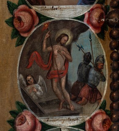 Zdjęcie nr 6: Feretron uzyskał kształt stojącego prostokąta zamkniętego łukiem odcinkowym, w który wprawiono dwustronnie malowany obraz ujęty w złocone pierwotnie ramy dekorowane ornamentem palmetowym. Ramy otacza ażurowa, płaskorzeźbiona i złocona stylizowana wić akantowa. Obramienie przymocowane jest do bladoniebieskiej podstawy w kształcie leżącego, profilowanego graniastosłupa przeprutego dwoma kwadratowymi otworami przeznaczonymi na zakładanie drążków procesyjnych z metalowymi uchwytami po bokach. Na awersie wyobrażono Matkę Boską Różańcową otoczoną owalnymi medalionami ilustrującymi tajemnice różańcowe. W centrum kompozycji ukazano stojącą postać Madonny z Dzieciątkiem z koronującymi ją dwoma aniołami. Maria ujęta została frontalnie z głową widoczną w trzech czwartych lekko pochyloną w prawo. Na lewym przedramieniu trzyma małego Jezusa, którego podtrzymuje prawą ręką. Matka Boska ma owalną twarz o jasnej karnacji, rumianych policzka, wydatnym nosie i ustach. Stoi na półksiężycu opartym o glob. Pod jej stopami widoczny jest deptany wąż. Trzymane przez nią Dzieciątko ujęte zostało w trzech czwartych w lewo. Jezus prawą rączką błogosławi a lewą wskazuje na matkę. Ma owalną twarz o jasnej karnacji z rumianymi policzkami, wydatnym nosem i ustami, okoloną krótkimi włosami. Zarówno postać Marii, jak i Dzieciątka okrywa złocona i srebrzona wotywna, tekturowa sukienka. Na głowę Marii dwóch aniołów widocznych po obu jej stronach nakłada koronę, osłoniętą złoconą koroną wotywną. Obie postaci okrywają srebrzone i złocone tekturowe sukienki wotywne odsłaniające tylko twarze o jasnej karnacji, wydatnym nosie i ustach, otoczone jasnobrązowymi włosami i trzymane w rękach lilie. Pod szyją Marii do sukienki przymocowano sznur korali z krzyżykiem. Wokół centralnych postaci w niewielkich, owalnych medalionach rozmieszczono przedstawienia ilustrujące piętnaście tajemnic różańcowych. Każda z nich oparta jest o kilkuosobową kompozycję, której towarzyszy podpis. Idąc od góry w lewo namalowano: Zwiastowanie Marii, Nawiedzenie św. Elżbiety, Boże Narodzenie, Ofiarowanie w świątyni, Znalezienie w świątyni, Modlitwa w Ogrójcu, Biczowanie, Cierniem ukoronowanie, Niesienie krzyża, Ukrzyżowanie, Zmartwychwstanie, Wniebowstąpienie, Zesłanie Ducha Świętego, Wniebowzięcie Marii, Ukoronowanie Marii w niebie. Narrację tajemnic rozdziela u góry wiszący na paciorkach różańca złocisty krzyżyk. Na rewersie przedstawiono Matkę Boską Niepokalanie Poczętą. W centrum kompozycji ukazano stojącą frontalnie na globie Madonnę depczącą węża. W odsuniętej od ciała prawej ręce trzyma lilię, lewą zaś przyciska do piersi. Maria ma owalną twarz o jasnej karnacji, rumiane policzki, szeroko otwarte oczy ze spojrzeniem skierowanym przed siebie, wydatny nos i usta. Jej głowę okalają jasnobrązowe włosy spływające na ramiona. Postać Madonny przykrywa tekturowa, złocona i srebrzona sukienka wotywna. Wokół zaś głowy widoczne są złocone promienie i gwiazdki. Madonnie przedstawionej na jasnoochrowych, rozjaśnionych obłokach towarzyszą cztery pary uskrzydlonych główek anielskich ustawionych po obu jej stronach. Po obu stronach globu główki są pojedyncze. Twarze aniołków mają jasne karnacje, pucułowate i rumiane policzki. Ich głowy otaczają krótkie, jasne włosy. 