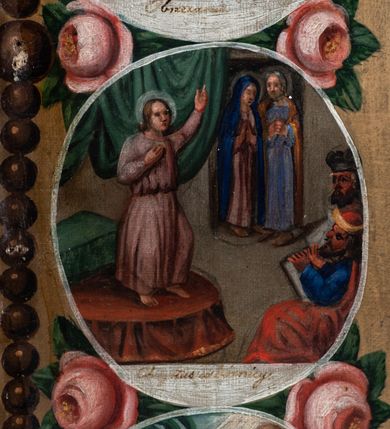 Zdjęcie nr 7: Feretron uzyskał kształt stojącego prostokąta zamkniętego łukiem odcinkowym, w który wprawiono dwustronnie malowany obraz ujęty w złocone pierwotnie ramy dekorowane ornamentem palmetowym. Ramy otacza ażurowa, płaskorzeźbiona i złocona stylizowana wić akantowa. Obramienie przymocowane jest do bladoniebieskiej podstawy w kształcie leżącego, profilowanego graniastosłupa przeprutego dwoma kwadratowymi otworami przeznaczonymi na zakładanie drążków procesyjnych z metalowymi uchwytami po bokach. Na awersie wyobrażono Matkę Boską Różańcową otoczoną owalnymi medalionami ilustrującymi tajemnice różańcowe. W centrum kompozycji ukazano stojącą postać Madonny z Dzieciątkiem z koronującymi ją dwoma aniołami. Maria ujęta została frontalnie z głową widoczną w trzech czwartych lekko pochyloną w prawo. Na lewym przedramieniu trzyma małego Jezusa, którego podtrzymuje prawą ręką. Matka Boska ma owalną twarz o jasnej karnacji, rumianych policzka, wydatnym nosie i ustach. Stoi na półksiężycu opartym o glob. Pod jej stopami widoczny jest deptany wąż. Trzymane przez nią Dzieciątko ujęte zostało w trzech czwartych w lewo. Jezus prawą rączką błogosławi a lewą wskazuje na matkę. Ma owalną twarz o jasnej karnacji z rumianymi policzkami, wydatnym nosem i ustami, okoloną krótkimi włosami. Zarówno postać Marii, jak i Dzieciątka okrywa złocona i srebrzona wotywna, tekturowa sukienka. Na głowę Marii dwóch aniołów widocznych po obu jej stronach nakłada koronę, osłoniętą złoconą koroną wotywną. Obie postaci okrywają srebrzone i złocone tekturowe sukienki wotywne odsłaniające tylko twarze o jasnej karnacji, wydatnym nosie i ustach, otoczone jasnobrązowymi włosami i trzymane w rękach lilie. Pod szyją Marii do sukienki przymocowano sznur korali z krzyżykiem. Wokół centralnych postaci w niewielkich, owalnych medalionach rozmieszczono przedstawienia ilustrujące piętnaście tajemnic różańcowych. Każda z nich oparta jest o kilkuosobową kompozycję, której towarzyszy podpis. Idąc od góry w lewo namalowano: Zwiastowanie Marii, Nawiedzenie św. Elżbiety, Boże Narodzenie, Ofiarowanie w świątyni, Znalezienie w świątyni, Modlitwa w Ogrójcu, Biczowanie, Cierniem ukoronowanie, Niesienie krzyża, Ukrzyżowanie, Zmartwychwstanie, Wniebowstąpienie, Zesłanie Ducha Świętego, Wniebowzięcie Marii, Ukoronowanie Marii w niebie. Narrację tajemnic rozdziela u góry wiszący na paciorkach różańca złocisty krzyżyk. Na rewersie przedstawiono Matkę Boską Niepokalanie Poczętą. W centrum kompozycji ukazano stojącą frontalnie na globie Madonnę depczącą węża. W odsuniętej od ciała prawej ręce trzyma lilię, lewą zaś przyciska do piersi. Maria ma owalną twarz o jasnej karnacji, rumiane policzki, szeroko otwarte oczy ze spojrzeniem skierowanym przed siebie, wydatny nos i usta. Jej głowę okalają jasnobrązowe włosy spływające na ramiona. Postać Madonny przykrywa tekturowa, złocona i srebrzona sukienka wotywna. Wokół zaś głowy widoczne są złocone promienie i gwiazdki. Madonnie przedstawionej na jasnoochrowych, rozjaśnionych obłokach towarzyszą cztery pary uskrzydlonych główek anielskich ustawionych po obu jej stronach. Po obu stronach globu główki są pojedyncze. Twarze aniołków mają jasne karnacje, pucułowate i rumiane policzki. Ich głowy otaczają krótkie, jasne włosy. 