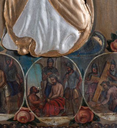 Zdjęcie nr 5: Feretron uzyskał kształt stojącego prostokąta zamkniętego łukiem odcinkowym, w który wprawiono dwustronnie malowany obraz ujęty w złocone pierwotnie ramy dekorowane ornamentem palmetowym. Ramy otacza ażurowa, płaskorzeźbiona i złocona stylizowana wić akantowa. Obramienie przymocowane jest do bladoniebieskiej podstawy w kształcie leżącego, profilowanego graniastosłupa przeprutego dwoma kwadratowymi otworami przeznaczonymi na zakładanie drążków procesyjnych z metalowymi uchwytami po bokach. Na awersie wyobrażono Matkę Boską Różańcową otoczoną owalnymi medalionami ilustrującymi tajemnice różańcowe. W centrum kompozycji ukazano stojącą postać Madonny z Dzieciątkiem z koronującymi ją dwoma aniołami. Maria ujęta została frontalnie z głową widoczną w trzech czwartych lekko pochyloną w prawo. Na lewym przedramieniu trzyma małego Jezusa, którego podtrzymuje prawą ręką. Matka Boska ma owalną twarz o jasnej karnacji, rumianych policzka, wydatnym nosie i ustach. Stoi na półksiężycu opartym o glob. Pod jej stopami widoczny jest deptany wąż. Trzymane przez nią Dzieciątko ujęte zostało w trzech czwartych w lewo. Jezus prawą rączką błogosławi a lewą wskazuje na matkę. Ma owalną twarz o jasnej karnacji z rumianymi policzkami, wydatnym nosem i ustami, okoloną krótkimi włosami. Zarówno postać Marii, jak i Dzieciątka okrywa złocona i srebrzona wotywna, tekturowa sukienka. Na głowę Marii dwóch aniołów widocznych po obu jej stronach nakłada koronę, osłoniętą złoconą koroną wotywną. Obie postaci okrywają srebrzone i złocone tekturowe sukienki wotywne odsłaniające tylko twarze o jasnej karnacji, wydatnym nosie i ustach, otoczone jasnobrązowymi włosami i trzymane w rękach lilie. Pod szyją Marii do sukienki przymocowano sznur korali z krzyżykiem. Wokół centralnych postaci w niewielkich, owalnych medalionach rozmieszczono przedstawienia ilustrujące piętnaście tajemnic różańcowych. Każda z nich oparta jest o kilkuosobową kompozycję, której towarzyszy podpis. Idąc od góry w lewo namalowano: Zwiastowanie Marii, Nawiedzenie św. Elżbiety, Boże Narodzenie, Ofiarowanie w świątyni, Znalezienie w świątyni, Modlitwa w Ogrójcu, Biczowanie, Cierniem ukoronowanie, Niesienie krzyża, Ukrzyżowanie, Zmartwychwstanie, Wniebowstąpienie, Zesłanie Ducha Świętego, Wniebowzięcie Marii, Ukoronowanie Marii w niebie. Narrację tajemnic rozdziela u góry wiszący na paciorkach różańca złocisty krzyżyk. Na rewersie przedstawiono Matkę Boską Niepokalanie Poczętą. W centrum kompozycji ukazano stojącą frontalnie na globie Madonnę depczącą węża. W odsuniętej od ciała prawej ręce trzyma lilię, lewą zaś przyciska do piersi. Maria ma owalną twarz o jasnej karnacji, rumiane policzki, szeroko otwarte oczy ze spojrzeniem skierowanym przed siebie, wydatny nos i usta. Jej głowę okalają jasnobrązowe włosy spływające na ramiona. Postać Madonny przykrywa tekturowa, złocona i srebrzona sukienka wotywna. Wokół zaś głowy widoczne są złocone promienie i gwiazdki. Madonnie przedstawionej na jasnoochrowych, rozjaśnionych obłokach towarzyszą cztery pary uskrzydlonych główek anielskich ustawionych po obu jej stronach. Po obu stronach globu główki są pojedyncze. Twarze aniołków mają jasne karnacje, pucułowate i rumiane policzki. Ich głowy otaczają krótkie, jasne włosy. 