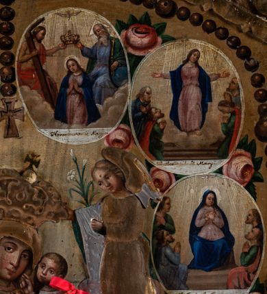 Zdjęcie nr 4: Feretron uzyskał kształt stojącego prostokąta zamkniętego łukiem odcinkowym, w który wprawiono dwustronnie malowany obraz ujęty w złocone pierwotnie ramy dekorowane ornamentem palmetowym. Ramy otacza ażurowa, płaskorzeźbiona i złocona stylizowana wić akantowa. Obramienie przymocowane jest do bladoniebieskiej podstawy w kształcie leżącego, profilowanego graniastosłupa przeprutego dwoma kwadratowymi otworami przeznaczonymi na zakładanie drążków procesyjnych z metalowymi uchwytami po bokach. Na awersie wyobrażono Matkę Boską Różańcową otoczoną owalnymi medalionami ilustrującymi tajemnice różańcowe. W centrum kompozycji ukazano stojącą postać Madonny z Dzieciątkiem z koronującymi ją dwoma aniołami. Maria ujęta została frontalnie z głową widoczną w trzech czwartych lekko pochyloną w prawo. Na lewym przedramieniu trzyma małego Jezusa, którego podtrzymuje prawą ręką. Matka Boska ma owalną twarz o jasnej karnacji, rumianych policzka, wydatnym nosie i ustach. Stoi na półksiężycu opartym o glob. Pod jej stopami widoczny jest deptany wąż. Trzymane przez nią Dzieciątko ujęte zostało w trzech czwartych w lewo. Jezus prawą rączką błogosławi a lewą wskazuje na matkę. Ma owalną twarz o jasnej karnacji z rumianymi policzkami, wydatnym nosem i ustami, okoloną krótkimi włosami. Zarówno postać Marii, jak i Dzieciątka okrywa złocona i srebrzona wotywna, tekturowa sukienka. Na głowę Marii dwóch aniołów widocznych po obu jej stronach nakłada koronę, osłoniętą złoconą koroną wotywną. Obie postaci okrywają srebrzone i złocone tekturowe sukienki wotywne odsłaniające tylko twarze o jasnej karnacji, wydatnym nosie i ustach, otoczone jasnobrązowymi włosami i trzymane w rękach lilie. Pod szyją Marii do sukienki przymocowano sznur korali z krzyżykiem. Wokół centralnych postaci w niewielkich, owalnych medalionach rozmieszczono przedstawienia ilustrujące piętnaście tajemnic różańcowych. Każda z nich oparta jest o kilkuosobową kompozycję, której towarzyszy podpis. Idąc od góry w lewo namalowano: Zwiastowanie Marii, Nawiedzenie św. Elżbiety, Boże Narodzenie, Ofiarowanie w świątyni, Znalezienie w świątyni, Modlitwa w Ogrójcu, Biczowanie, Cierniem ukoronowanie, Niesienie krzyża, Ukrzyżowanie, Zmartwychwstanie, Wniebowstąpienie, Zesłanie Ducha Świętego, Wniebowzięcie Marii, Ukoronowanie Marii w niebie. Narrację tajemnic rozdziela u góry wiszący na paciorkach różańca złocisty krzyżyk. Na rewersie przedstawiono Matkę Boską Niepokalanie Poczętą. W centrum kompozycji ukazano stojącą frontalnie na globie Madonnę depczącą węża. W odsuniętej od ciała prawej ręce trzyma lilię, lewą zaś przyciska do piersi. Maria ma owalną twarz o jasnej karnacji, rumiane policzki, szeroko otwarte oczy ze spojrzeniem skierowanym przed siebie, wydatny nos i usta. Jej głowę okalają jasnobrązowe włosy spływające na ramiona. Postać Madonny przykrywa tekturowa, złocona i srebrzona sukienka wotywna. Wokół zaś głowy widoczne są złocone promienie i gwiazdki. Madonnie przedstawionej na jasnoochrowych, rozjaśnionych obłokach towarzyszą cztery pary uskrzydlonych główek anielskich ustawionych po obu jej stronach. Po obu stronach globu główki są pojedyncze. Twarze aniołków mają jasne karnacje, pucułowate i rumiane policzki. Ich głowy otaczają krótkie, jasne włosy. 