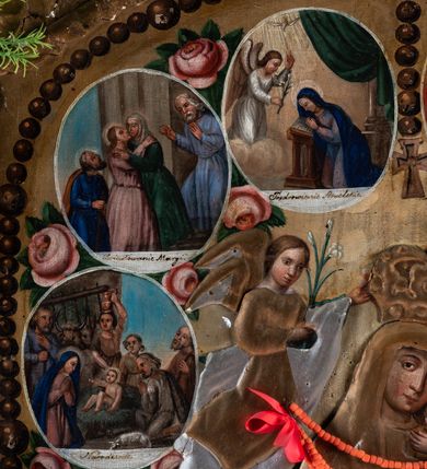 Zdjęcie nr 3: Feretron uzyskał kształt stojącego prostokąta zamkniętego łukiem odcinkowym, w który wprawiono dwustronnie malowany obraz ujęty w złocone pierwotnie ramy dekorowane ornamentem palmetowym. Ramy otacza ażurowa, płaskorzeźbiona i złocona stylizowana wić akantowa. Obramienie przymocowane jest do bladoniebieskiej podstawy w kształcie leżącego, profilowanego graniastosłupa przeprutego dwoma kwadratowymi otworami przeznaczonymi na zakładanie drążków procesyjnych z metalowymi uchwytami po bokach. Na awersie wyobrażono Matkę Boską Różańcową otoczoną owalnymi medalionami ilustrującymi tajemnice różańcowe. W centrum kompozycji ukazano stojącą postać Madonny z Dzieciątkiem z koronującymi ją dwoma aniołami. Maria ujęta została frontalnie z głową widoczną w trzech czwartych lekko pochyloną w prawo. Na lewym przedramieniu trzyma małego Jezusa, którego podtrzymuje prawą ręką. Matka Boska ma owalną twarz o jasnej karnacji, rumianych policzka, wydatnym nosie i ustach. Stoi na półksiężycu opartym o glob. Pod jej stopami widoczny jest deptany wąż. Trzymane przez nią Dzieciątko ujęte zostało w trzech czwartych w lewo. Jezus prawą rączką błogosławi a lewą wskazuje na matkę. Ma owalną twarz o jasnej karnacji z rumianymi policzkami, wydatnym nosem i ustami, okoloną krótkimi włosami. Zarówno postać Marii, jak i Dzieciątka okrywa złocona i srebrzona wotywna, tekturowa sukienka. Na głowę Marii dwóch aniołów widocznych po obu jej stronach nakłada koronę, osłoniętą złoconą koroną wotywną. Obie postaci okrywają srebrzone i złocone tekturowe sukienki wotywne odsłaniające tylko twarze o jasnej karnacji, wydatnym nosie i ustach, otoczone jasnobrązowymi włosami i trzymane w rękach lilie. Pod szyją Marii do sukienki przymocowano sznur korali z krzyżykiem. Wokół centralnych postaci w niewielkich, owalnych medalionach rozmieszczono przedstawienia ilustrujące piętnaście tajemnic różańcowych. Każda z nich oparta jest o kilkuosobową kompozycję, której towarzyszy podpis. Idąc od góry w lewo namalowano: Zwiastowanie Marii, Nawiedzenie św. Elżbiety, Boże Narodzenie, Ofiarowanie w świątyni, Znalezienie w świątyni, Modlitwa w Ogrójcu, Biczowanie, Cierniem ukoronowanie, Niesienie krzyża, Ukrzyżowanie, Zmartwychwstanie, Wniebowstąpienie, Zesłanie Ducha Świętego, Wniebowzięcie Marii, Ukoronowanie Marii w niebie. Narrację tajemnic rozdziela u góry wiszący na paciorkach różańca złocisty krzyżyk. Na rewersie przedstawiono Matkę Boską Niepokalanie Poczętą. W centrum kompozycji ukazano stojącą frontalnie na globie Madonnę depczącą węża. W odsuniętej od ciała prawej ręce trzyma lilię, lewą zaś przyciska do piersi. Maria ma owalną twarz o jasnej karnacji, rumiane policzki, szeroko otwarte oczy ze spojrzeniem skierowanym przed siebie, wydatny nos i usta. Jej głowę okalają jasnobrązowe włosy spływające na ramiona. Postać Madonny przykrywa tekturowa, złocona i srebrzona sukienka wotywna. Wokół zaś głowy widoczne są złocone promienie i gwiazdki. Madonnie przedstawionej na jasnoochrowych, rozjaśnionych obłokach towarzyszą cztery pary uskrzydlonych główek anielskich ustawionych po obu jej stronach. Po obu stronach globu główki są pojedyncze. Twarze aniołków mają jasne karnacje, pucułowate i rumiane policzki. Ich głowy otaczają krótkie, jasne włosy. 