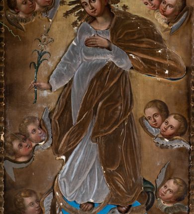 Zdjęcie nr 9: Feretron uzyskał kształt stojącego prostokąta zamkniętego łukiem odcinkowym, w który wprawiono dwustronnie malowany obraz ujęty w złocone pierwotnie ramy dekorowane ornamentem palmetowym. Ramy otacza ażurowa, płaskorzeźbiona i złocona stylizowana wić akantowa. Obramienie przymocowane jest do bladoniebieskiej podstawy w kształcie leżącego, profilowanego graniastosłupa przeprutego dwoma kwadratowymi otworami przeznaczonymi na zakładanie drążków procesyjnych z metalowymi uchwytami po bokach. Na awersie wyobrażono Matkę Boską Różańcową otoczoną owalnymi medalionami ilustrującymi tajemnice różańcowe. W centrum kompozycji ukazano stojącą postać Madonny z Dzieciątkiem z koronującymi ją dwoma aniołami. Maria ujęta została frontalnie z głową widoczną w trzech czwartych lekko pochyloną w prawo. Na lewym przedramieniu trzyma małego Jezusa, którego podtrzymuje prawą ręką. Matka Boska ma owalną twarz o jasnej karnacji, rumianych policzka, wydatnym nosie i ustach. Stoi na półksiężycu opartym o glob. Pod jej stopami widoczny jest deptany wąż. Trzymane przez nią Dzieciątko ujęte zostało w trzech czwartych w lewo. Jezus prawą rączką błogosławi a lewą wskazuje na matkę. Ma owalną twarz o jasnej karnacji z rumianymi policzkami, wydatnym nosem i ustami, okoloną krótkimi włosami. Zarówno postać Marii, jak i Dzieciątka okrywa złocona i srebrzona wotywna, tekturowa sukienka. Na głowę Marii dwóch aniołów widocznych po obu jej stronach nakłada koronę, osłoniętą złoconą koroną wotywną. Obie postaci okrywają srebrzone i złocone tekturowe sukienki wotywne odsłaniające tylko twarze o jasnej karnacji, wydatnym nosie i ustach, otoczone jasnobrązowymi włosami i trzymane w rękach lilie. Pod szyją Marii do sukienki przymocowano sznur korali z krzyżykiem. Wokół centralnych postaci w niewielkich, owalnych medalionach rozmieszczono przedstawienia ilustrujące piętnaście tajemnic różańcowych. Każda z nich oparta jest o kilkuosobową kompozycję, której towarzyszy podpis. Idąc od góry w lewo namalowano: Zwiastowanie Marii, Nawiedzenie św. Elżbiety, Boże Narodzenie, Ofiarowanie w świątyni, Znalezienie w świątyni, Modlitwa w Ogrójcu, Biczowanie, Cierniem ukoronowanie, Niesienie krzyża, Ukrzyżowanie, Zmartwychwstanie, Wniebowstąpienie, Zesłanie Ducha Świętego, Wniebowzięcie Marii, Ukoronowanie Marii w niebie. Narrację tajemnic rozdziela u góry wiszący na paciorkach różańca złocisty krzyżyk. Na rewersie przedstawiono Matkę Boską Niepokalanie Poczętą. W centrum kompozycji ukazano stojącą frontalnie na globie Madonnę depczącą węża. W odsuniętej od ciała prawej ręce trzyma lilię, lewą zaś przyciska do piersi. Maria ma owalną twarz o jasnej karnacji, rumiane policzki, szeroko otwarte oczy ze spojrzeniem skierowanym przed siebie, wydatny nos i usta. Jej głowę okalają jasnobrązowe włosy spływające na ramiona. Postać Madonny przykrywa tekturowa, złocona i srebrzona sukienka wotywna. Wokół zaś głowy widoczne są złocone promienie i gwiazdki. Madonnie przedstawionej na jasnoochrowych, rozjaśnionych obłokach towarzyszą cztery pary uskrzydlonych główek anielskich ustawionych po obu jej stronach. Po obu stronach globu główki są pojedyncze. Twarze aniołków mają jasne karnacje, pucułowate i rumiane policzki. Ich głowy otaczają krótkie, jasne włosy. 