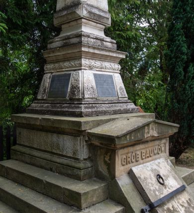 Zdjęcie nr 4: Nagrobek ustawiony na trójstopniowej podstawie i na cokole, w których na froncie mieści się wejście do grobu w formie przełamanego pod kątem leżącego prostokąta zamkniętego trójkątnym przyczółkiem z niszą, u spodu z reliefem: „GRÓB BAUMÓW”. Górna część nagrobka w kształcie dwustrefowego obelisku: dolna partia w formie ściętego ostrosłupa na profilowanym cokole, w polu trzech spośród czterech fakturowanych ścianek tablice, powyżej czworoboczny wałek dekorowany płaskorzeźbionymi gałązkami laurowymi przeplatanymi z wstęgą, strefa zakończona gzymsem. Górna część zwężająca się ku górze w postaci wklęsło-wypukłego profilowanego cokołu dźwigającego kostkę dekorowaną z czterech stron kaboszonami oraz sześcian. 
Płyta na południowej ściance bocznej: „ANTONI BARON BAUM / C(ESARSKO) K(RÓLEWSKI) RADCA DWORU / URODZONY 6 WRZEŚNIA 1763. / ZMARŁ 29 WRZEŚNIA 1829 R(OKU) / HELENA / BARONOWA BAUMOWA / ŻONA ANTONIEGO / *1797 + 1884.”. Płyta na ściance frontowej: „JÓZEF BARON BAUM / PREZES RADY POWIATOWEJ WADOWICKIEJ / POSEŁ NA SEJM KRAJOWY I DO RADY PAŃSTWA / WICE PREZES KOŁA POLSKIEGO W WIEDNIU / PREZES TOWARZYSTWA WZAJ(EMNYCH) UBEZP(IECZEŃ) W KRAKOWIE / I. T. D. / URODZONY 12. PAŹDŹ(IERNIKA) 1821 / ZMARŁ 11. MARCA 1883.” Płyta na północnej ściance bocznej: „WIKTOR JÓZEF B(A)R(ON) BAUM / URODZ(ONY) 23/10 1845 ZMARŁ 3/10 1846 / JÓZEFA B(A)R(ONOWA) BAUMÓWNA / URODZ(ONA) 4/4 1854 ZMARŁA 18/4 1854 R(OKU)”. Na cokole obelisku sygnatura: „E(DWARD) STEHLIK W KRAKOWIE”.