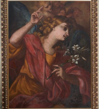 Zdjęcie nr 1: Obraz w kształcie stojącego prostokąta z przedstawieniem świętego archanioła Gabriela. Archanioł ukazany w półpostaci, zwrócony trzy czwarte w lewo z prawą ręką wzniesioną ku górze i gałązką białej lilii w lewej dłoni. Twarz ukazana z lewego profilu, idealizowana, z pełnymi ustami, długim nosem i dużymi oczami. Archanioł ma jasne, długie i kręcone włosy, zawinięte w pukle. Ubrany jest w żółtą tunikę, przewiązaną w talii oraz czerwony płaszcz zwiewnie zarzucony na ramiona, a u pleców niebieskie skrzydła. W górnej części obrazu znajdują się dwa uskrzydlone aniołki w poruszonych pozach. 