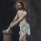 Zdjęcie nr 1: Obraz w kształcie stojącego prostokąta z całopostaciowym przedstawieniem Chrystusa przy kolumnie biczowania. Chrystus w lekkim wykroku, w trzech czwartych zwrócony w prawo, z lewą nogą wysuniętą do przodu, z rękami przywiązanymi łańcuchem do kolumny biczowania. Twarz owalna z dużym nosem, z zamkniętymi oczami, okolona krótkim i ciemnobrązowym zarostem. Włosy długie, ciemnobrązowe, opadające na plecy i ramiona. Wokół głowy świetlisty nimb. Ciało nagie o sumarycznie opracowanej muskulaturze ze spływającymi strużkami żywo-czerwonej krwi. Na biodrach krótkie, białe perizonium. Kolumna kamienna o gładkim trzonie i wklęsło-wypukłej bazie, ustawiona na stylobacie. Chrystus stoi na kamiennej posadzce z kwadratowych płytek. W dolnym prawym rogu leżą dwa bicze. Tło ciemne, jednolite. Rama drewniana, profilowana, od wewnętrznej strony pomalowana na złoto, od zewnątrz na czarno.
