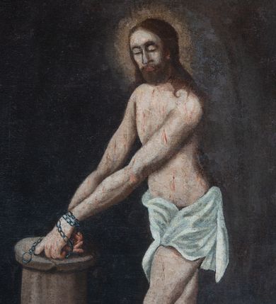 Zdjęcie nr 1: Obraz w kształcie stojącego prostokąta z całopostaciowym przedstawieniem Chrystusa przy kolumnie biczowania. Chrystus w lekkim wykroku, w trzech czwartych zwrócony w prawo, z lewą nogą wysuniętą do przodu, z rękami przywiązanymi łańcuchem do kolumny biczowania. Twarz owalna z dużym nosem, z zamkniętymi oczami, okolona krótkim i ciemnobrązowym zarostem. Włosy długie, ciemnobrązowe, opadające na plecy i ramiona. Wokół głowy świetlisty nimb. Ciało nagie o sumarycznie opracowanej muskulaturze ze spływającymi strużkami żywo-czerwonej krwi. Na biodrach krótkie, białe perizonium. Kolumna kamienna o gładkim trzonie i wklęsło-wypukłej bazie, ustawiona na stylobacie. Chrystus stoi na kamiennej posadzce z kwadratowych płytek. W dolnym prawym rogu leżą dwa bicze. Tło ciemne, jednolite. Rama drewniana, profilowana, od wewnętrznej strony pomalowana na złoto, od zewnątrz na czarno.
