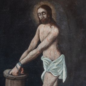 Zdjęcie nr 1: Obraz w kształcie stojącego prostokąta z całopostaciowym przedstawieniem Chrystusa przy kolumnie biczowania. Chrystus w lekkim wykroku, w trzech czwartych zwrócony w prawo, z lewą nogą wysuniętą do przodu, z rękami przywiązanymi łańcuchem do kolumny biczowania. Twarz owalna z dużym nosem, z zamkniętymi oczami, okolona krótkim i ciemnobrązowym zarostem. Włosy długie, ciemnobrązowe, opadające na plecy i ramiona. Wokół głowy świetlisty nimb. Ciało nagie o sumarycznie opracowanej muskulaturze ze spływającymi strużkami żywo-czerwonej krwi. Na biodrach krótkie, białe perizonium. Kolumna kamienna o gładkim trzonie i wklęsło-wypukłej bazie, ustawiona na stylobacie. Chrystus stoi na kamiennej posadzce z kwadratowych płytek. W dolnym prawym rogu leżą dwa bicze. Tło ciemne, jednolite. Rama drewniana, profilowana, od wewnętrznej strony pomalowana na złoto, od zewnątrz na czarno.
