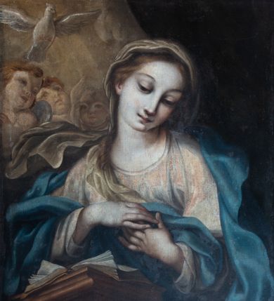 Zdjęcie nr 1: Obraz w kształcie stojącego prostokąta z półpostaciowym przedstawieniem Matki Boskiej w ujęciu frontalnym. Głowa lekko zwrócona i przechylona w lewo. Twarz owalna o pełnych, młodzieńczych rysach. Włosy lekko falowane, ciemny blond, z jednym puklem opadające na prawy bark. Maria ubrana jest w białą sukienkę z półokrągłym dekoltem i długimi rękawami oraz niebieski płaszcz osłaniający plecy i ramiona z jedną połą podtrzymywaną złożonymi na piersiach dłońmi. Na głowie biała chusta opadająca na prawe ramię. Przed Marią, w lewym dolnym narożu obrazu fragment pulpitu o lekko rozszerzającym się ku górze, prostopadłościennym trzonie zdobionym główkami putta i zwisami z liści laurowych. Blat pulpitu o profilowanych krawędziach. Na pulpicie leży otwarty modlitewnik. W tle w prawym górnym rogu fragment ciemnej tkaniny, a w lewym rogu gołębica Ducha Świętego i trzy putta na tle jasnych obłoków.      