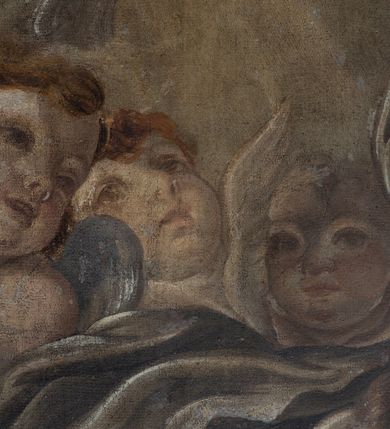 Zdjęcie nr 3: Obraz w kształcie stojącego prostokąta z półpostaciowym przedstawieniem Matki Boskiej w ujęciu frontalnym. Głowa lekko zwrócona i przechylona w lewo. Twarz owalna o pełnych, młodzieńczych rysach. Włosy lekko falowane, ciemny blond, z jednym puklem opadające na prawy bark. Maria ubrana jest w białą sukienkę z półokrągłym dekoltem i długimi rękawami oraz niebieski płaszcz osłaniający plecy i ramiona z jedną połą podtrzymywaną złożonymi na piersiach dłońmi. Na głowie biała chusta opadająca na prawe ramię. Przed Marią, w lewym dolnym narożu obrazu fragment pulpitu o lekko rozszerzającym się ku górze, prostopadłościennym trzonie zdobionym główkami putta i zwisami z liści laurowych. Blat pulpitu o profilowanych krawędziach. Na pulpicie leży otwarty modlitewnik. W tle w prawym górnym rogu fragment ciemnej tkaniny, a w lewym rogu gołębica Ducha Świętego i trzy putta na tle jasnych obłoków.      