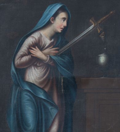 Zdjęcie nr 1: Obraz w kształcie stojącego prostokąta z przedstawieniem Matki Boskiej Bolesnej. W centrum kompozycji, nieco z lewej strony ukazana jest stojąca Matka Boska z ugiętymi w kolanach nogami, z prawą cofniętą do tyłu. Na piersi krzyżuje dłonie, a głowę zwraca w lewą stronę. W jej serce wbity jest długi miecz ze złotą rękojeścią. Twarz podłużna z otwartymi ustami, długim nosem, dużymi oczami i silnie zarumienionymi policzkami; karnacja blada. Ubrana jest w jasnoróżową suknię i niebieski płaszcz założony na głowę, ma bose stopy. Spod płaszcza widać ciemnobrązowe i długie włosy. Dłonie smukłe o delikatnych palcach. Po prawej stronie obrazu ustawiona jest drewniana szafka, na której stoi metalowa puszka. Całość ukazana jest we wnętrzu architektonicznym z widoczną posadzką, tło jednolite – ciemne. 

