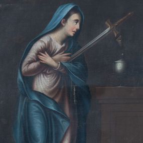 Zdjęcie nr 1: Obraz w kształcie stojącego prostokąta z przedstawieniem Matki Boskiej Bolesnej. W centrum kompozycji, nieco z lewej strony ukazana jest stojąca Matka Boska z ugiętymi w kolanach nogami, z prawą cofniętą do tyłu. Na piersi krzyżuje dłonie, a głowę zwraca w lewą stronę. W jej serce wbity jest długi miecz ze złotą rękojeścią. Twarz podłużna z otwartymi ustami, długim nosem, dużymi oczami i silnie zarumienionymi policzkami; karnacja blada. Ubrana jest w jasnoróżową suknię i niebieski płaszcz założony na głowę, ma bose stopy. Spod płaszcza widać ciemnobrązowe i długie włosy. Dłonie smukłe o delikatnych palcach. Po prawej stronie obrazu ustawiona jest drewniana szafka, na której stoi metalowa puszka. Całość ukazana jest we wnętrzu architektonicznym z widoczną posadzką, tło jednolite – ciemne. 
