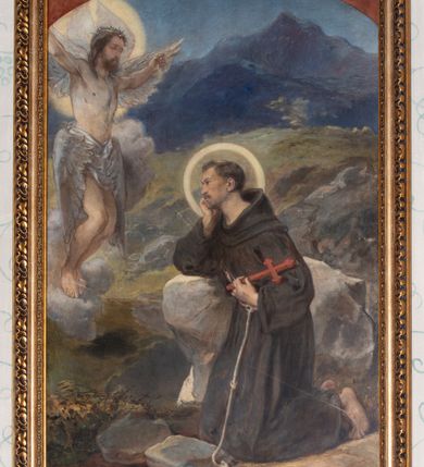 Zdjęcie nr 7: Obraz w kształcie stojącego prostokąta przedstawiający stygmatyzację św. Franciszka. W centrum kompozycji znajduje się św. Franciszek w pozycji klęczącej, zwrócony w trzech czwartych w prawo, głowę wspiera na prawej dłoni, a w lewej trzyma czerwony krzyż. Ma szeroką twarz z krótkim zarostem, z małymi oczami i podłużnym nosem. Włosy krótkie, ciemnobrązowe z tonsurą. Ubrany jest w brązowy habit franciszkański, przewiązany białym sznurem, wokół głowy ma złoty i okrągły nimb. W górnej części obrazu, po lewej stronie znajduje się Chrystus jako serafin, naturalnej wielkości, z którego ran wychodzą białe promienie tworzące stygmaty u św. Franciszka. Scena ukazana pośród skał, w oddali pejzaż górski. Obraz zamknięty u góry łukiem odcinkowym, przyłucza malowane na czerwono. W prawym dolnym rogu kompozycji znajduje się sygnatura „Luszczkiewicz / 1882”. Rama drewniana, profilowana, dekorowana plastycznym, fantazyjnym ornamentem.

