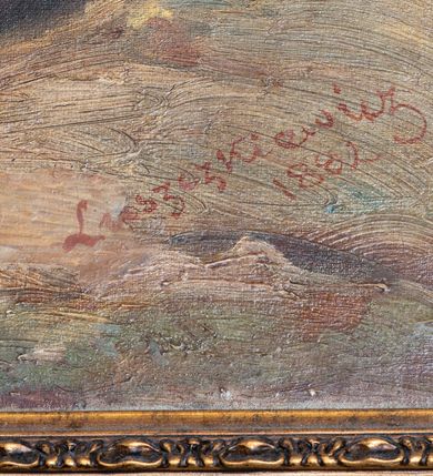 Zdjęcie nr 11: Obraz w kształcie stojącego prostokąta przedstawiający stygmatyzację św. Franciszka. W centrum kompozycji znajduje się św. Franciszek w pozycji klęczącej, zwrócony w trzech czwartych w prawo, głowę wspiera na prawej dłoni, a w lewej trzyma czerwony krzyż. Ma szeroką twarz z krótkim zarostem, z małymi oczami i podłużnym nosem. Włosy krótkie, ciemnobrązowe z tonsurą. Ubrany jest w brązowy habit franciszkański, przewiązany białym sznurem, wokół głowy ma złoty i okrągły nimb. W górnej części obrazu, po lewej stronie znajduje się Chrystus jako serafin, naturalnej wielkości, z którego ran wychodzą białe promienie tworzące stygmaty u św. Franciszka. Scena ukazana pośród skał, w oddali pejzaż górski. Obraz zamknięty u góry łukiem odcinkowym, przyłucza malowane na czerwono. W prawym dolnym rogu kompozycji znajduje się sygnatura „Luszczkiewicz / 1882”. Rama drewniana, profilowana, dekorowana plastycznym, fantazyjnym ornamentem.

