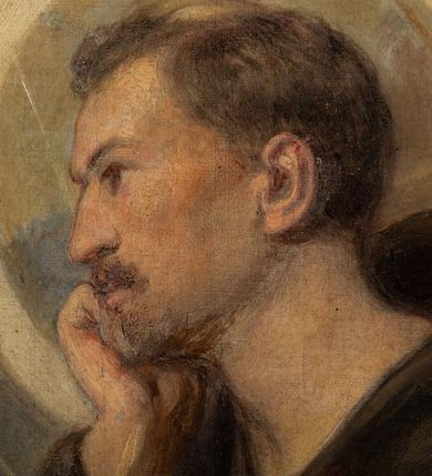 Zdjęcie nr 18: Obraz w kształcie stojącego prostokąta przedstawiający stygmatyzację św. Franciszka. W centrum kompozycji znajduje się św. Franciszek w pozycji klęczącej, zwrócony w trzech czwartych w prawo, głowę wspiera na prawej dłoni, a w lewej trzyma czerwony krzyż. Ma szeroką twarz z krótkim zarostem, z małymi oczami i podłużnym nosem. Włosy krótkie, ciemnobrązowe z tonsurą. Ubrany jest w brązowy habit franciszkański, przewiązany białym sznurem, wokół głowy ma złoty i okrągły nimb. W górnej części obrazu, po lewej stronie znajduje się Chrystus jako serafin, naturalnej wielkości, z którego ran wychodzą białe promienie tworzące stygmaty u św. Franciszka. Scena ukazana pośród skał, w oddali pejzaż górski. Obraz zamknięty u góry łukiem odcinkowym, przyłucza malowane na czerwono. W prawym dolnym rogu kompozycji znajduje się sygnatura „Luszczkiewicz / 1882”. Rama drewniana, profilowana, dekorowana plastycznym, fantazyjnym ornamentem.

