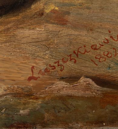 Zdjęcie nr 10: Obraz w kształcie stojącego prostokąta przedstawiający stygmatyzację św. Franciszka. W centrum kompozycji znajduje się św. Franciszek w pozycji klęczącej, zwrócony w trzech czwartych w prawo, głowę wspiera na prawej dłoni, a w lewej trzyma czerwony krzyż. Ma szeroką twarz z krótkim zarostem, z małymi oczami i podłużnym nosem. Włosy krótkie, ciemnobrązowe z tonsurą. Ubrany jest w brązowy habit franciszkański, przewiązany białym sznurem, wokół głowy ma złoty i okrągły nimb. W górnej części obrazu, po lewej stronie znajduje się Chrystus jako serafin, naturalnej wielkości, z którego ran wychodzą białe promienie tworzące stygmaty u św. Franciszka. Scena ukazana pośród skał, w oddali pejzaż górski. Obraz zamknięty u góry łukiem odcinkowym, przyłucza malowane na czerwono. W prawym dolnym rogu kompozycji znajduje się sygnatura „Luszczkiewicz / 1882”. Rama drewniana, profilowana, dekorowana plastycznym, fantazyjnym ornamentem.

